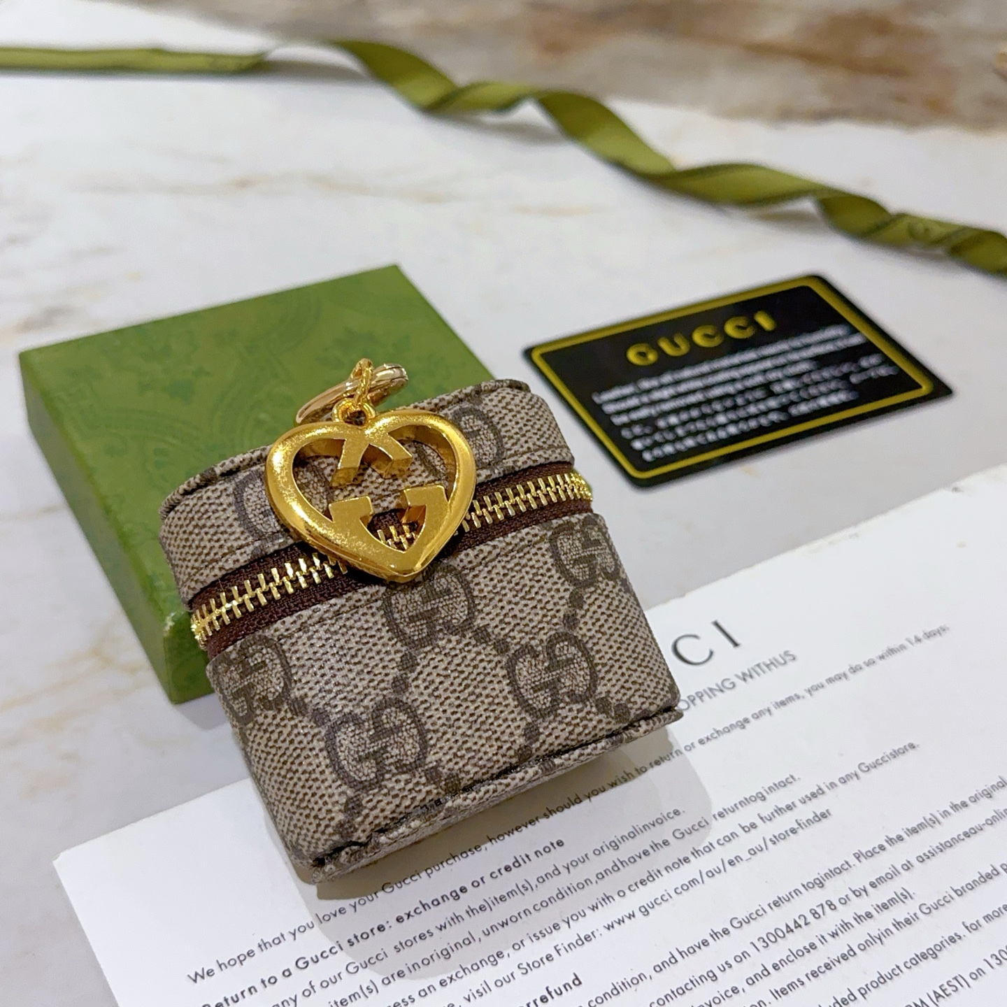 NO:110203,New products released Gucci keychain Keychain Keychain Bluetooth headphone cover can also be used as a bag Gucci bag buckle Latest bag hanging accessories higher grade Celebrity Anger Forest series dual G classic model joint design concept keychain series Details are used for the old version Non-market glossy version This model has been released. Gucci hot-selling models are very easy to match with trendy backpacks, jewelry boutiques, gucci, backpacks, keychain19860909批新品发布 古驰钥匙扣 钥匙包蓝牙耳机套还可以当包包使用 古驰包包扣 最新款包包挂饰档次更高明星同款Anger Forest系列双G经典款联名设计理念钥匙扣系列 细节对版做旧处理 非市面亮面版型 这款一直在出 古驰里面热卖款 非常好搭配潮流背包,饰品精品,gucci,backpacks,keychain,Jewelry