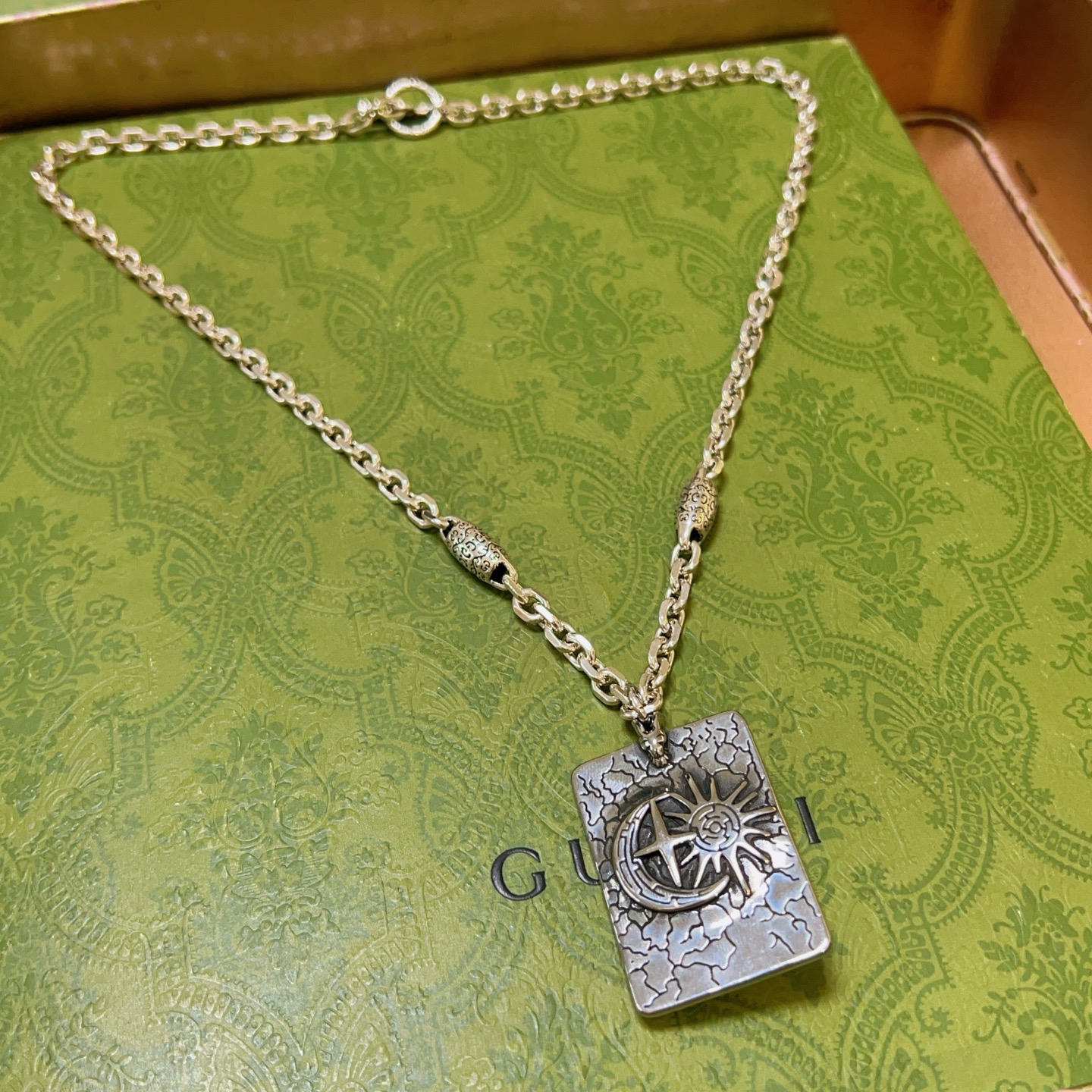 NO:110209,No explosion or release, the first choice for online celebrities selling goods in Douyin, Gucci necklace, the latest model of the chain is higher, the same style as the star Anger Forest series double G design concept retro pattern necklace, makes high-end clothes more elegant, and makes them more brand-name and personality when going out, details are used to treat the version, non-market bright style, this model has been released, Gucci is very easy to match, fine jewelry, gucci, necklace19860909批  不爆不发 抖音带货网红首选 古驰项链最新款链条档次更高明星同款Anger Forest系列双g设计理念复古图案项链 让高档的衣服搭配更有气质 出去更有牌面和个性 细节对版做旧处理 非市面亮面版型 这款一直在出 古驰里面热卖款 非常好搭配,饰品精品,gucci,necklace,Jewelry