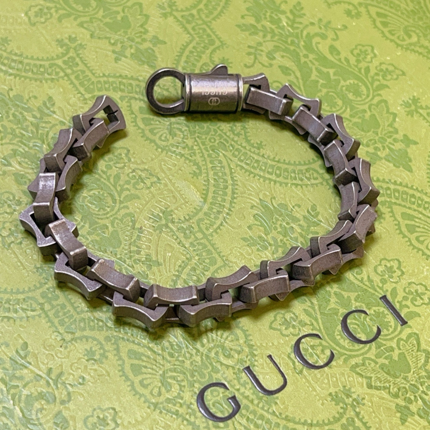 NO:110212,. Gucci recommended models 2025 are released. The latest classic model of Gucci bracelets. Exquisite, regardless of style or texture, is absolutely top feel. Just take a look and you can understand the original logo. Super nice. The best choice for matching clothes. It is a must-have artifact for men and women. Simple and atmospheric, low-key and luxurious, and boutique jewelry, gucci, gucci, bracelet19860909批 . 古驰推荐款2025最新出炉 Gucci古驰手链最新款的经典款 精致无论款式 质感 都是绝对的顶尖feel 只要看一眼就懂了原版logo 超 nice 搭配衣服最佳的选择,男女同款必备神器 简单又大气,低调显奢华,饰品精品,gucci,gucci,bracelet,Jewelry
