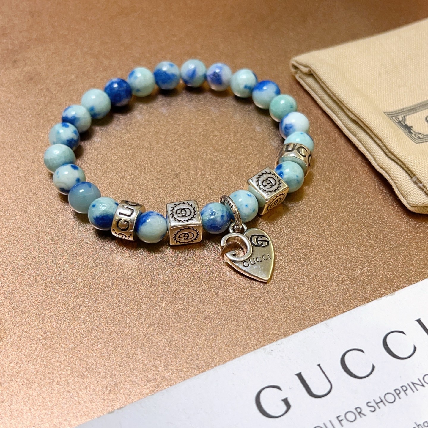 NO:110215,Buy Gucci bracelets are the same as men and women. The latest style of agate bracelets are higher in grade. Celebrity's same style. Anger Forest agate bracelet. Size: 16-24 cm. Details are used to treat the old version. Non-market bright version. This is not made on the market. This is always available. Gucci is the best-selling model in Gucci. Very easy to match clothes, fine accessories, gucci, bracelet19860909批 古驰手链男女同款 最新款玛瑙手链档次更高明星同款Anger Forest玛瑙手链 尺寸:16-24厘米 细节对版做旧处理 非市面亮面版型 非市面普通做这款一直在出 古驰里面热卖款 非常好搭配衣服,饰品精品,gucci,bracelet,Jewelry