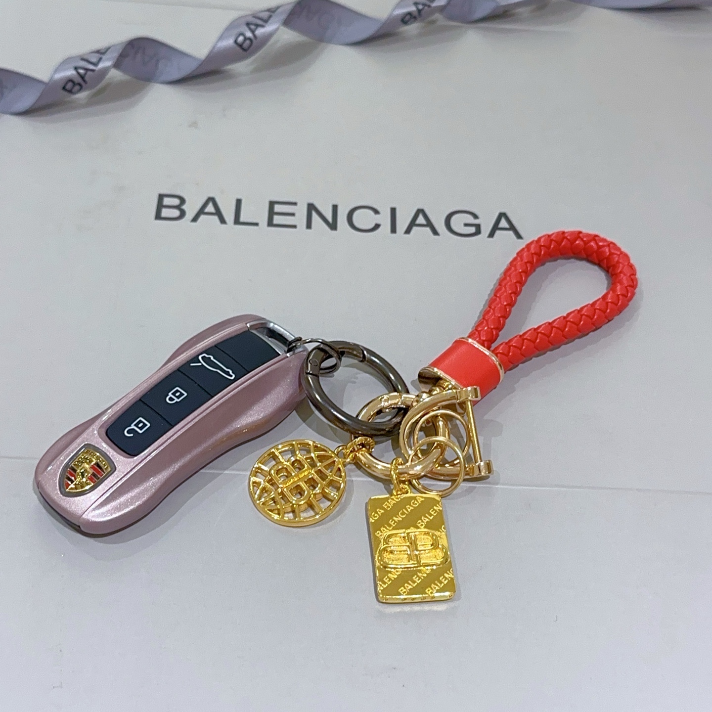 NO:111158,New products released Balenciaga bag hanging keychain Balenciaga keychain The latest bag hanging decoration is higher grade star style classic co-branded design concept keychain series Detailed version aging Non-market glossy version This model has been released. Balenciaga is very easy to match with trendy backpacks, jewelry quality, balenciaga, backpacks, keychain19860909批新品发布 巴黎世家包包挂饰钥匙扣 巴黎世家钥匙扣 最新款包包挂饰档次更高明星同款 经典款联名设计理念钥匙扣系列 细节对版做旧处理 非市面亮面版型 这款一直在出 巴黎世家里面热卖款 非常好搭配潮流背包,饰品精品,balenciaga,backpacks,keychain,Jewelry
