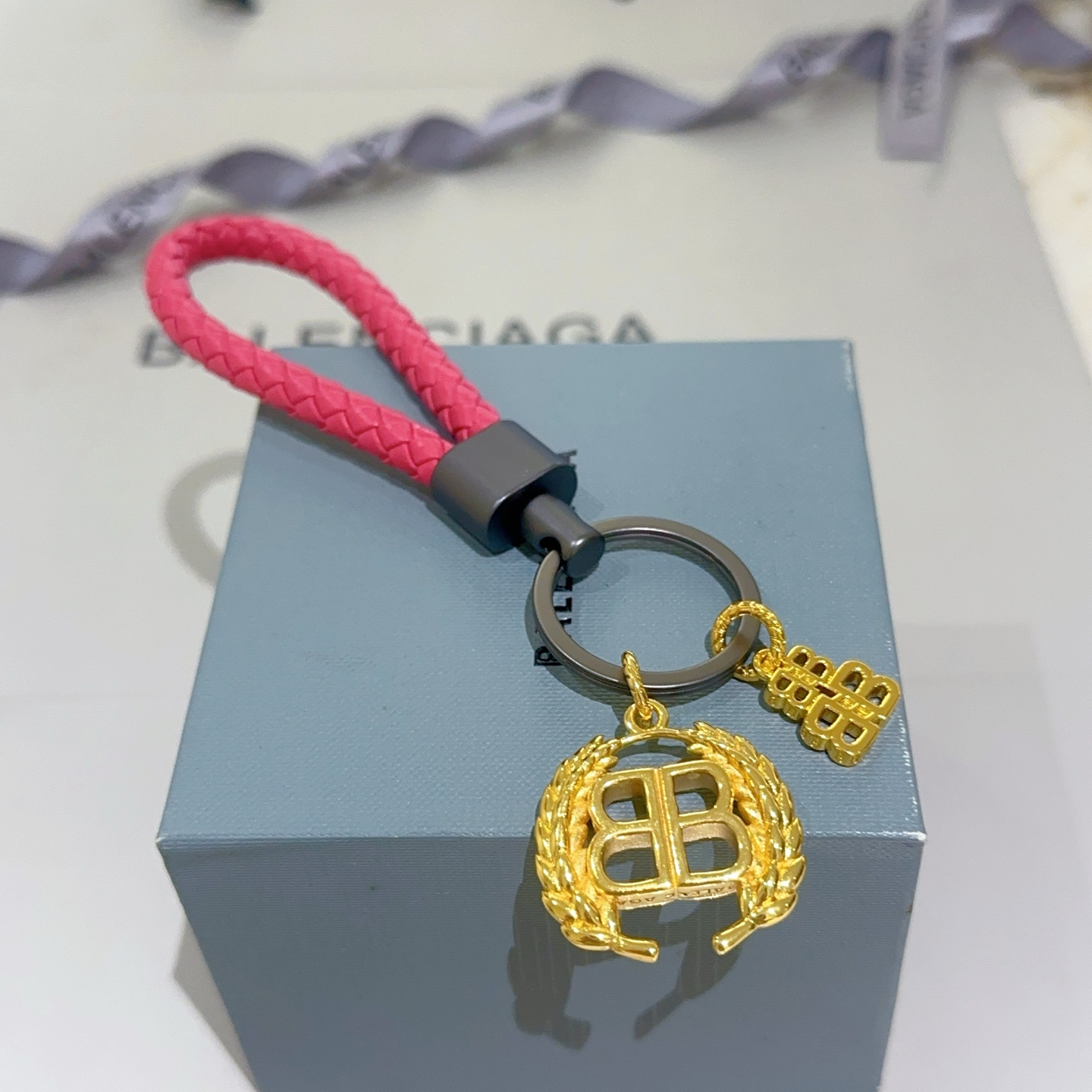 NO:110221,New products released Balenciaga bag hanging keychain Balenciaga keychain The latest bag hanging decoration is higher grade star style classic co-branded design concept keychain series Detailed version aging Non-market glossy version This model has been released. Balenciaga is very easy to match with trendy backpacks, jewelry quality, balenciaga, backpacks, keychain19860909批新品发布 巴黎世家包包挂饰钥匙扣 巴黎世家钥匙扣 最新款包包挂饰档次更高明星同款 经典款联名设计理念钥匙扣系列 细节对版做旧处理 非市面亮面版型 这款一直在出 巴黎世家里面热卖款 非常好搭配潮流背包,饰品精品,balenciaga,backpacks,keychain,Jewelry