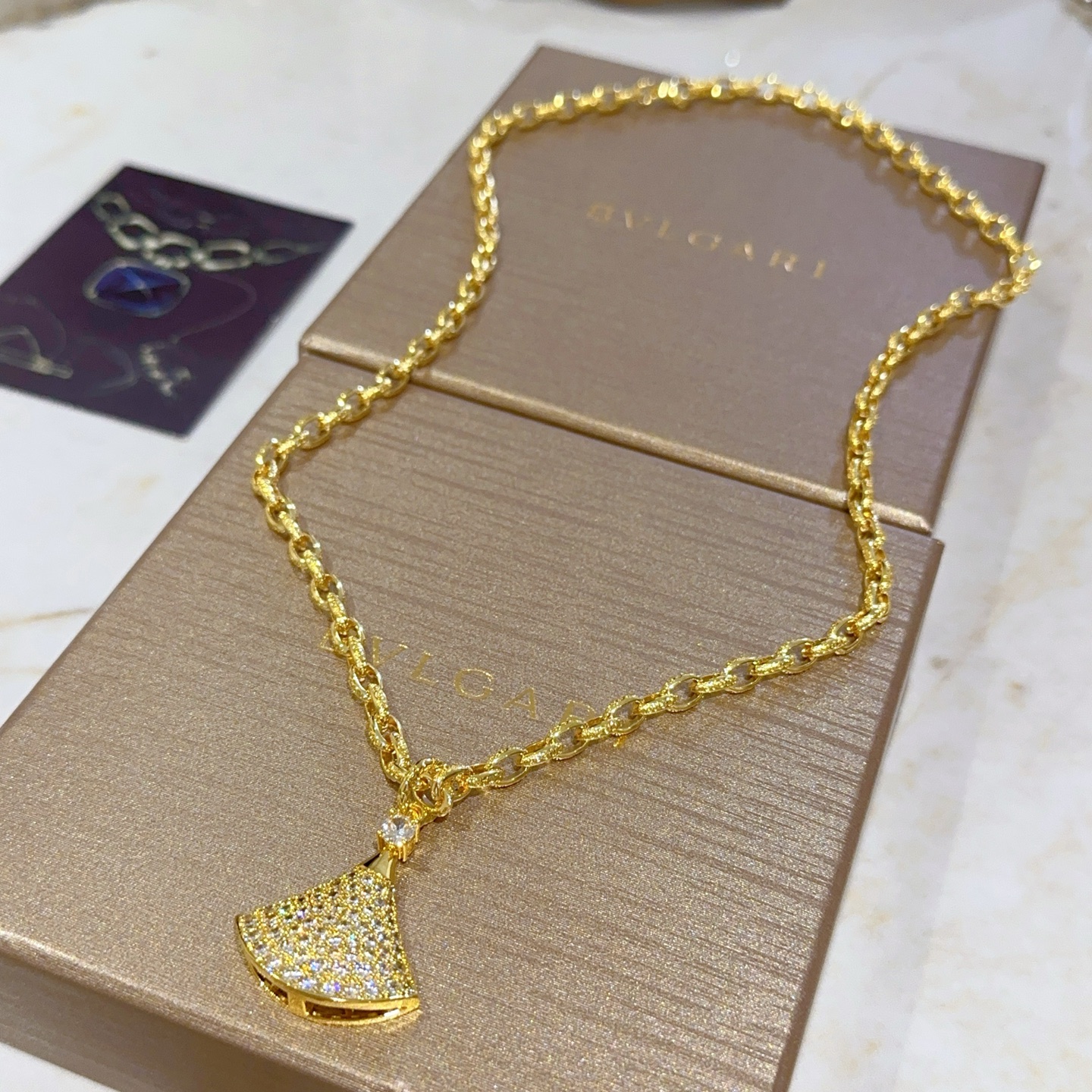 NO:110227,Bulgari necklace V gold material. BVLGARI DIVAS' DREAM Ring Ring Series Perfect appearance and invincible details. The unique color is completely impeccable. It is decorated with a classic ring shape design. It is simple but elegant and eye-catching. The combination of gold makes the complexion look more elegant and charming. The same style as men and women. Bulgari necklace, jewelry boutique, bottega veneta, bvlgari, bvlgari, necklace19860909批.宝格丽项链V金材质.BVLGARI宝格丽 DIVAS‘ DREAM 戒环系列 品相完美,细节无敌,那种独特的色泽完全无可挑剔,再缀以经典指环外形设计,简约之余却又优雅夺目,金色的组合更显气色,上身雅致动人.男女同款 宝格丽项链,饰品精品,bottega veneta,bvlgari,bvlgari,necklace,Jewelry