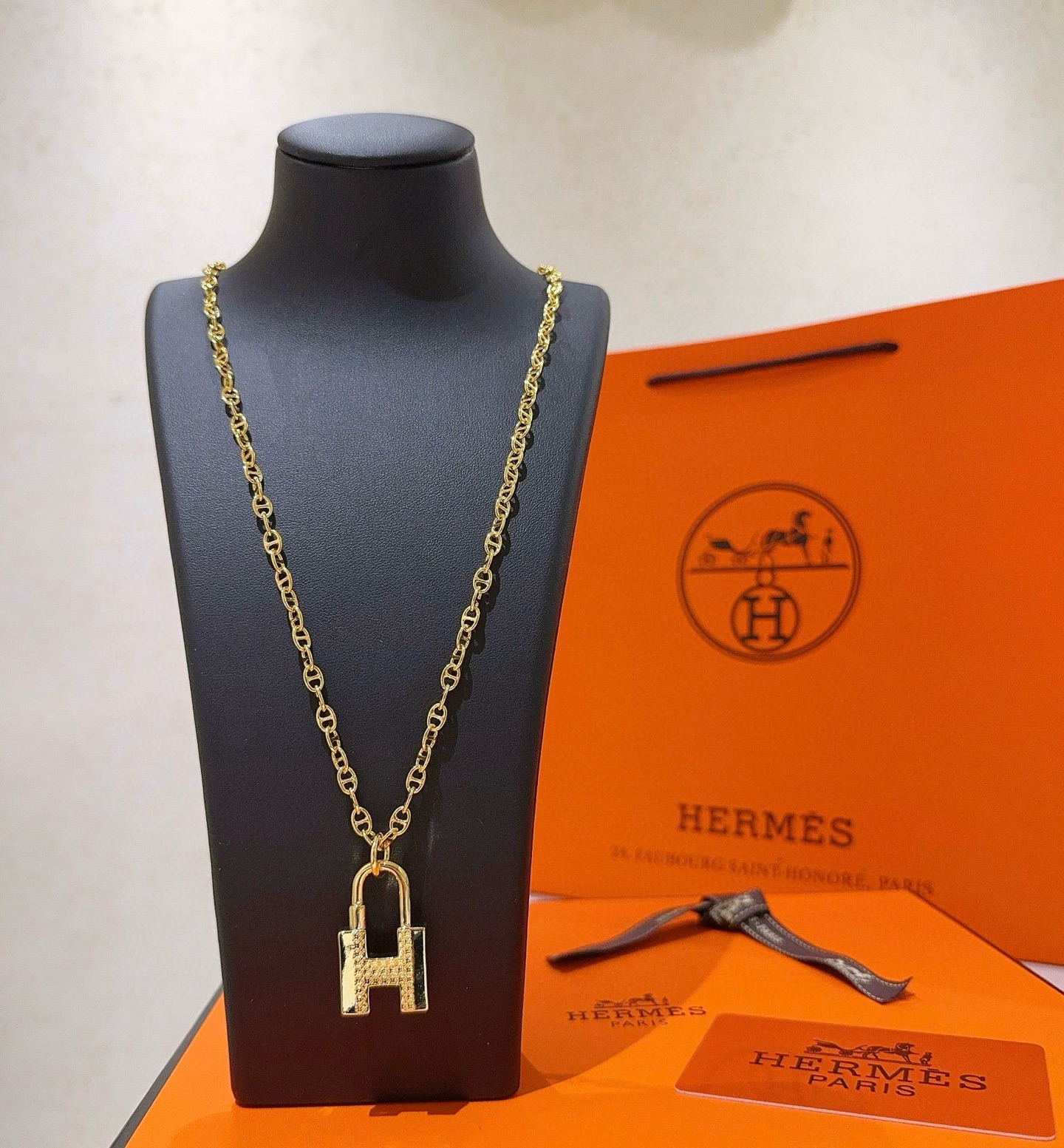 NO:111170,Hermes necklaces, new product releases, HERMES essential pig nose series jewelry, high-end customization, high-end chain classic matching, new products, simple and fashionable counters, hot products shipped and easy to control, unique design, necklaces worth buying, avant-garde, must-have for men and women!  , jewelry boutique, hermes, hermes, necklace19860909批 爱马仕项链 新品发布 HERMES 必备款猪鼻子系列首饰 高端定制.高端链条经典搭配 新品 简单时尚专柜一致 火爆款出货穿搭轻松驾驭 设计独特 值得入手的项链 前卫 男女必备款！,饰品精品,hermes,hermes,necklace,Jewelry