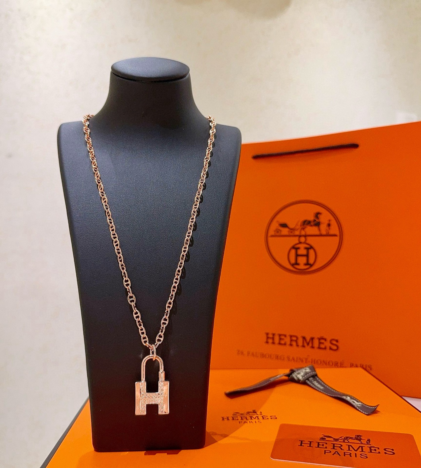 NO:110494,Hermes necklaces, new product releases, HERMES essential pig nose series jewelry, high-end customization, high-end chain classic matching, new products, simple and fashionable counters, hot products shipped and easy to control, unique design, necklaces worth buying, avant-garde, must-have for men and women!  , jewelry boutique, hermes, hermes, necklace19860909批 爱马仕项链 新品发布 HERMES 必备款猪鼻子系列首饰 高端定制.高端链条经典搭配 新品 简单时尚专柜一致 火爆款出货穿搭轻松驾驭 设计独特 值得入手的项链 前卫 男女必备款！,饰品精品,hermes,hermes,necklace,Jewelry