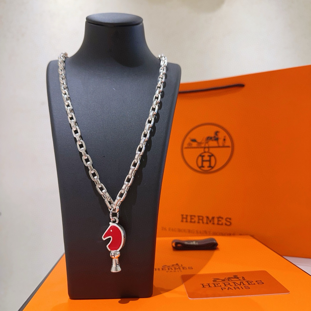 NO:110497,I'm really excited about it. HERMES Hermes necklace, Pig nose H necklace series jewelry, imported material customization. The material feel is really good. As expected, the classic styles of big brands are not greasy. Classic high-end chain matching, new products, simple and fashionable counters, full of high-end sense, hot products shipped, unique design, avant-garde, a must-have for men and women!  Suitable for all outfits, accessories, hermes, hermes, necklace19860909批.真的会心动 HERMES 爱马仕项链 猪鼻子H项链系列首饰 进口材质定制.实物质感是真的好 果然大牌的经典款百看不腻 高端链条经典搭配 新品 简单时尚专柜一致 高级感满满 火爆款出货 设计独特 前卫 男女必备款！适合所有穿搭,饰品精品,hermes,hermes,necklace,Jewelry