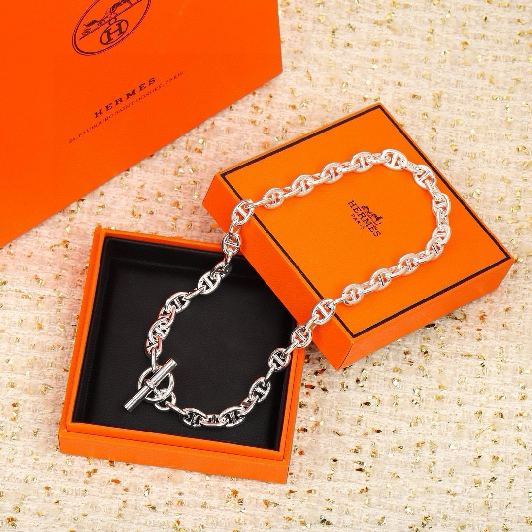 NO:110505,Hermes Necklace Pig Nose Series [Our Production] Pig Nose Necklace Coarse Version This story began in 1938. At that time, Robert Dumas, a member of the Hermes family, thought of drawing on the anchor chain of the ship to design a jewelry. The anchor chain bracelet was born, with a natural sense of balance and a fashionable and sporty shape. The chain rings with different postures were polished, polished, stretched, twisted and transformed, and turned into necklaces, long necklaces, rings, earrings and bracelets in the game of shape and volume. It is the most beautiful one, especially simple and elegant, look at it yourself, and identify our diamond-shaped anti-counterfeiting label. Moreover, the precision version, electroplated silver is very unique [witness] [witness] Don’t say anything, keep it yourself, jewelry quality, hermes, earrings, necklace, ring, bracelet19860909批 爱马仕项链猪鼻子系列【我们出品】猪鼻子项链粗版 这段故事始于1938年,当时,爱马仕家族成员罗贝尔·杜马（Robert Dumas）想到借鉴船的锚链设计一款珠宝.锚链手镯于焉诞生,拥有浑然天成的平衡感和既时尚又运动的造型.姿态各异的链环经过抛光打磨,环形拉伸,扭转变形,在造型与体量的游戏中化身为项链、长项链、戒指、耳环和手镯.属最赞的一款,特别的简约大方,多美,自己看哈,认准我们的菱形◇防伪标,而且,精工版,电镀光银非常的别致[机智][机智]什么都别说,先自留,饰品精品,hermes,earrings,necklace,ring,bracelet,Jewelry