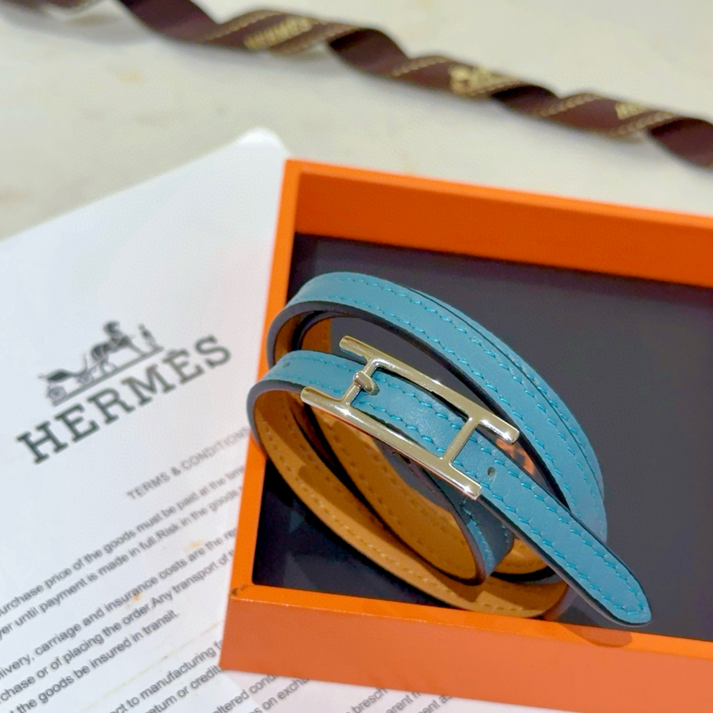 NO:110514,Batch New products are available. Hermes bracelet leather rope bracelet latest pure handmade cowhide material steel stamp logo higher grade star style Anger Forest series Hermes bracelet classic series 18k gold bracelet bracelet details are used for the old version Non-market glossy style This model has been released. Hermes is very easy to match with trendy clothes for men and women. Size 3 levels are self-adjustable, jewelry quality, hermes, bracelet, cowhide19860909批 新品发售 爱马仕手绳皮绳手链最新款纯手工牛皮材质钢印logo档次更高明星同款Anger Forest系列爱马仕手链经典款系列18k金手链手绳 细节对版做旧处理 非市面亮面版型 这款一直在出 爱马仕里面热卖款 非常好搭配潮流衣服男女同款 尺寸3档自行调节,饰品精品,hermes,bracelet,cowhide,Jewelry