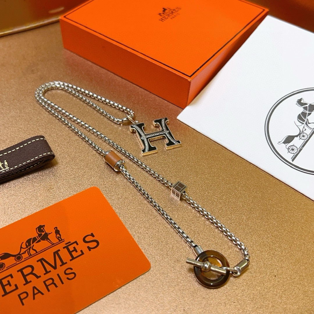 NO:110517,Bill.HERMES Hermes necklace, pig nose necklace series jewelry, imported customization, high-end chain classic matching, new products, simple and fashionable counters, hot products shipped, unique design, avant-garde, must-have for men and women!  , jewelry boutique, hermes, hermes, necklace19860909批.HERMES 爱马仕项链 猪鼻子项链系列首饰 进口定制.高端链条经典搭配 新品 简单时尚专柜一致 火爆款出货 设计独特 前卫 男女必备款！,饰品精品,hermes,hermes,necklace,Jewelry