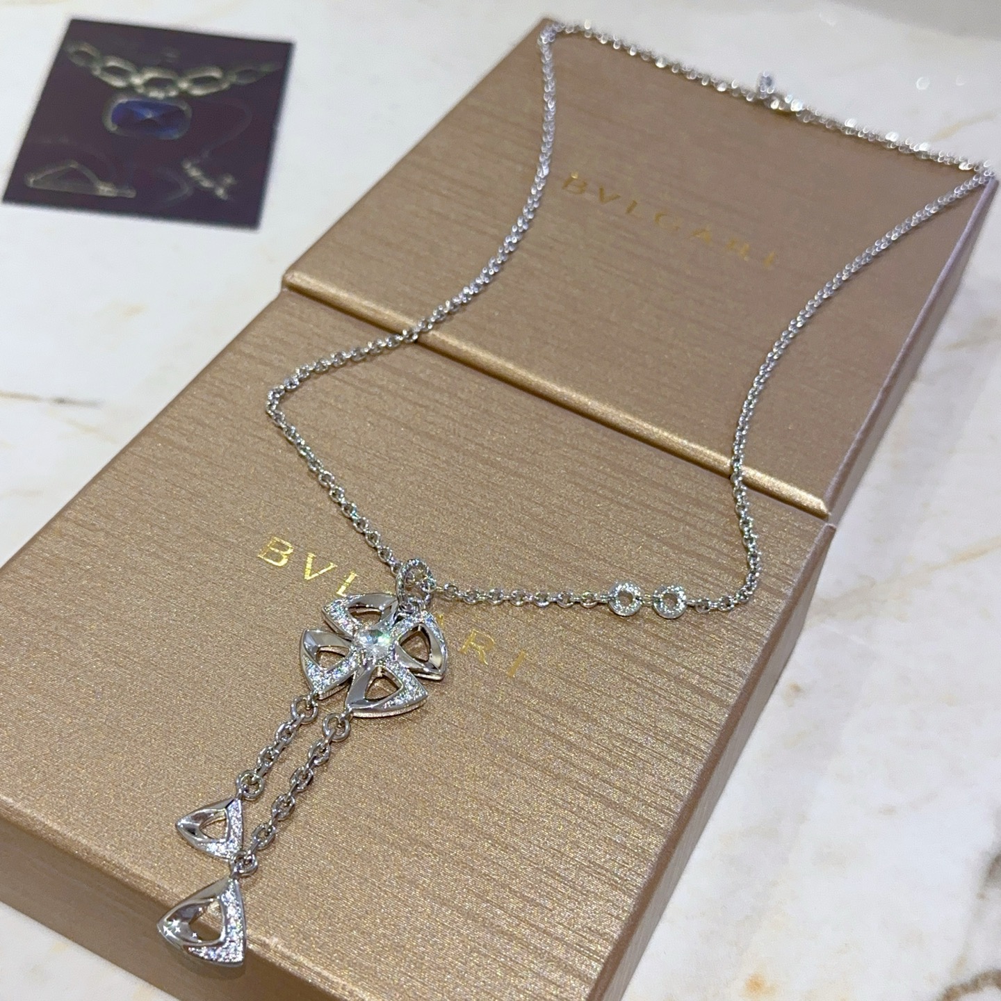 NO:110501,Bulgari necklace V gold material. BVLGARI DIVAS' DREAM series. Perfect appearance and invincible details. The unique color is completely impeccable. It is decorated with a classic ring shape design. It is simple but elegant and eye-catching. The combination of platinum diamonds inlaid with diamonds makes the upper body look more elegant and moving. The same style as men and women. Bulgari necklace, jewelry boutique, bottega veneta, bvlgari, bvlgari, necklace19860909批.宝格丽项链V金材质.BVLGARI宝格丽 DIVAS‘ DREAM 系列 品相完美,细节无敌,那种独特的色泽完全无可挑剔,再缀以经典指环外形设计,简约之余却又优雅夺目,铂金镶嵌钻石的组合更显气色,上身雅致动人.男女同款 宝格丽项链,饰品精品,bottega veneta,bvlgari,bvlgari,necklace,Jewelry