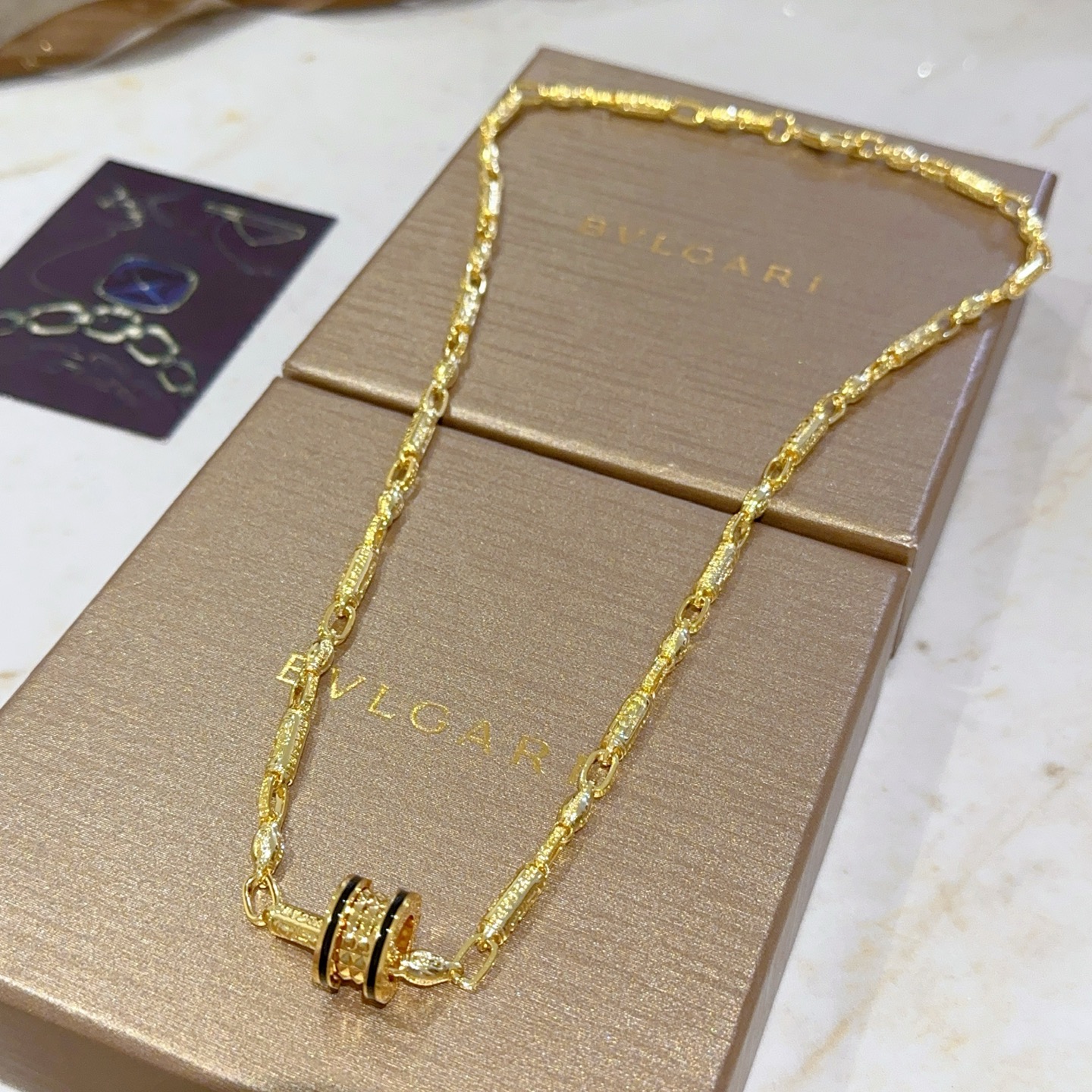 NO:110504,Bulgari necklace V gold material. BVLGARI DIVAS' DREAM series. Perfect appearance and invincible details. The unique color is completely impeccable. It is decorated with a classic ring shape design. It is simple but elegant and eye-catching. The combination of gold inlaid diamonds makes the look more elegant and the upper body is elegant. The same style as men and women. Bulgari necklace, jewelry boutique, bottega veneta, bvlgari, bvlgari, necklace, gold19860909批.宝格丽项链V金材质.BVLGARI宝格丽 DIVAS‘ DREAM 系列 品相完美,细节无敌,那种独特的色泽完全无可挑剔,再缀以经典指环外形设计,简约之余却又优雅夺目,黄金镶嵌钻石的组合更显气色,上身雅致动人.男女同款 宝格丽项链,饰品精品,bottega veneta,bvlgari,bvlgari,necklace,gold,Jewelry