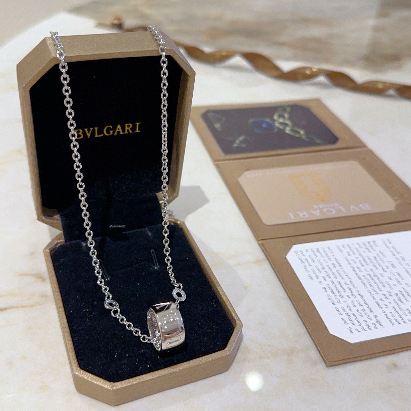 NO:110516,Bulgari necklace V gold material. BVLGARI DIVAS' DREAM series. Perfect appearance and invincible details. The unique color is completely impeccable. It is decorated with a classic ring shape design. It is simple but elegant and eye-catching. The combination of platinum makes the complexion look more elegant and the upper body is elegant. The same style as men and women. Bulgari necklace, jewelry boutique, bottega veneta, bvlgari, bvlgari, necklace19860909批.宝格丽项链V金材质.BVLGARI宝格丽 DIVAS‘ DREAM 系列 品相完美,细节无敌,那种独特的色泽完全无可挑剔,再缀以经典指环外形设计,简约之余却又优雅夺目,铂金的组合更显气色,上身雅致动人.男女同款 宝格丽项链,饰品精品,bottega veneta,bvlgari,bvlgari,necklace,Jewelry