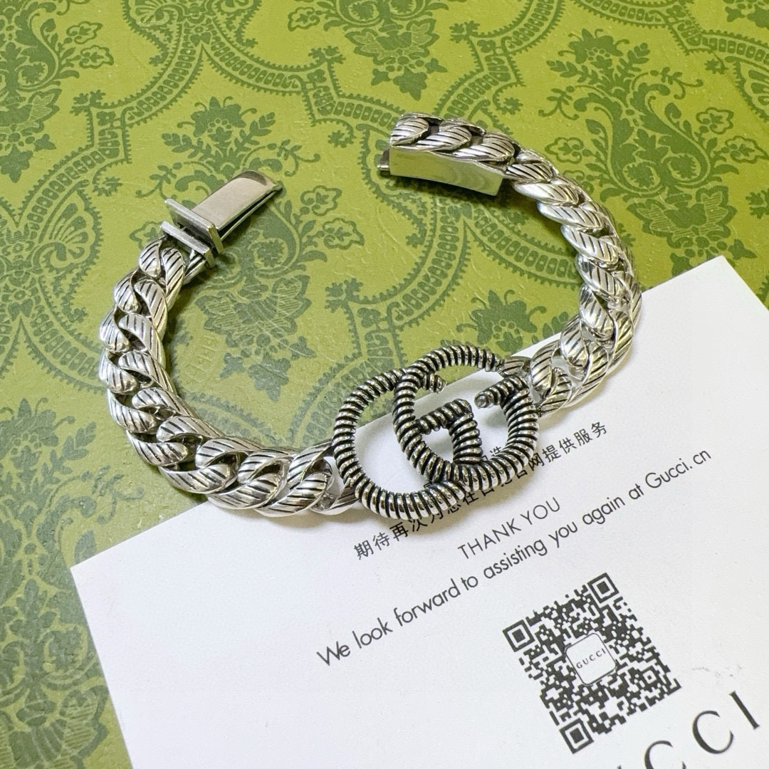 NO:110500,Comment. Gucci recommended models are released. The latest classic model of Gucci bracelet. It is exquisite, regardless of style or texture. It is absolutely top feel. Just take a look and you can understand the original logo. Super nice. The best choice for matching clothes. It is a must-have artifact for men and women. The number of codes is 16.17.18.19.20.21.22.23.24 cm. Simple and atmospheric, low-key and luxurious. The jewelry is boutique, gucci, gucci, bracelet19860909批. 古驰推荐款最新出炉 Gucci古驰手链最新款的经典款 精致无论款式 质感 都是绝对的顶尖feel 只要看一眼就懂了原版logo 超 nice 搭配衣服最佳的选择,男女同款必备神器 码数16.17.18.19.20.21.22.23.24厘米 简单又大气,低调显奢华,饰品精品,gucci,gucci,bracelet,Jewelry