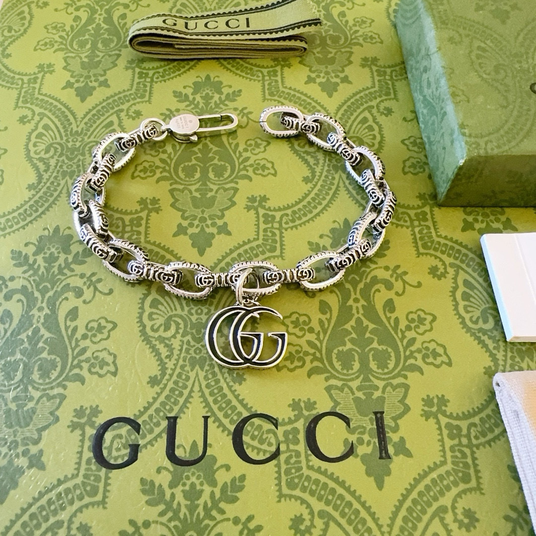 NO:110566,. The latest tycoon bracelet, identify the details, exclusive high quality, the latest classic style of Gucci bracelet, exquisite, no matter the style or texture, is absolutely top feel. Just take a look and you will understand it. Super nice. The best choice for matching clothes, a must-have artifact for men and women. The number of 17 to 24 cm, the quality of jewelry, gucci, gucci, bracelet19860909批. 最新出炉土豪版手链 认准细节 独家高品质 Gucci古驰手链最新款的经典款 精致无论款式 质感 都是绝对的顶尖feel 只要看一眼就懂了超 nice 搭配衣服最佳的选择,男女同款必备神器 码数17到24公分,饰品精品,gucci,gucci,bracelet,Jewelry