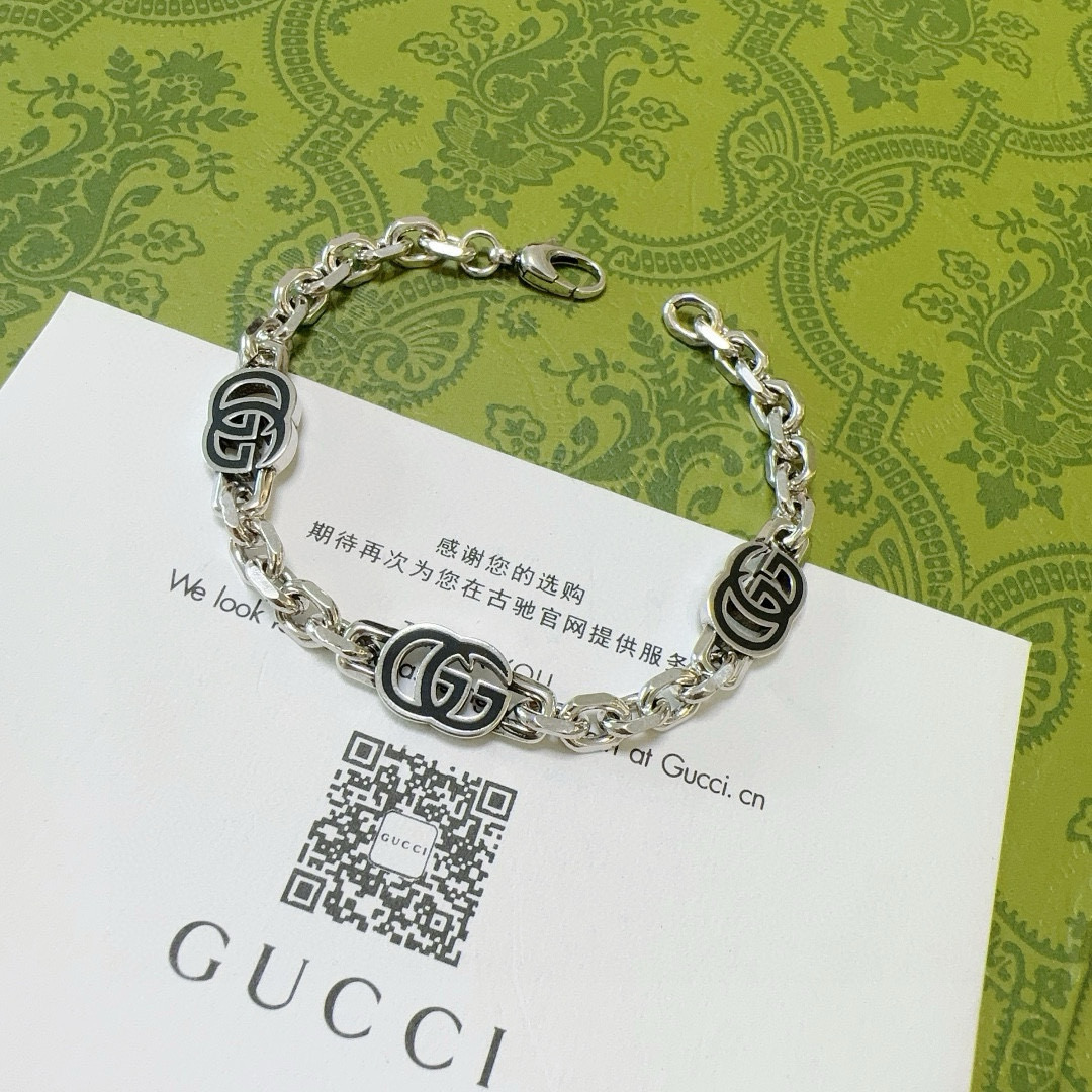 NO:110547,Comment. Gucci recommended models are released. The latest classic model of Gucci bracelet. It is exquisite, regardless of style or texture. It is absolutely top feel. Just take a look and you can understand the original logo. Super nice. The best choice for matching clothes. It is a must-have artifact for men and women. The number of codes is 16.17.18.19.20.21.22.cm. Simple and atmospheric, low-key and luxurious. The jewelry is boutique, gucci, gucci, bracelet19860909批 . 古驰推荐款最新出炉 Gucci古驰手链最新款的经典款 精致无论款式 质感 都是绝对的顶尖feel 只要看一眼就懂了原版logo 超 nice 搭配衣服最佳的选择,男女同款必备神器 码数16.17.18.19.20.21.22.厘米 简单又大气,低调显奢华,饰品精品,gucci,gucci,bracelet,Jewelry