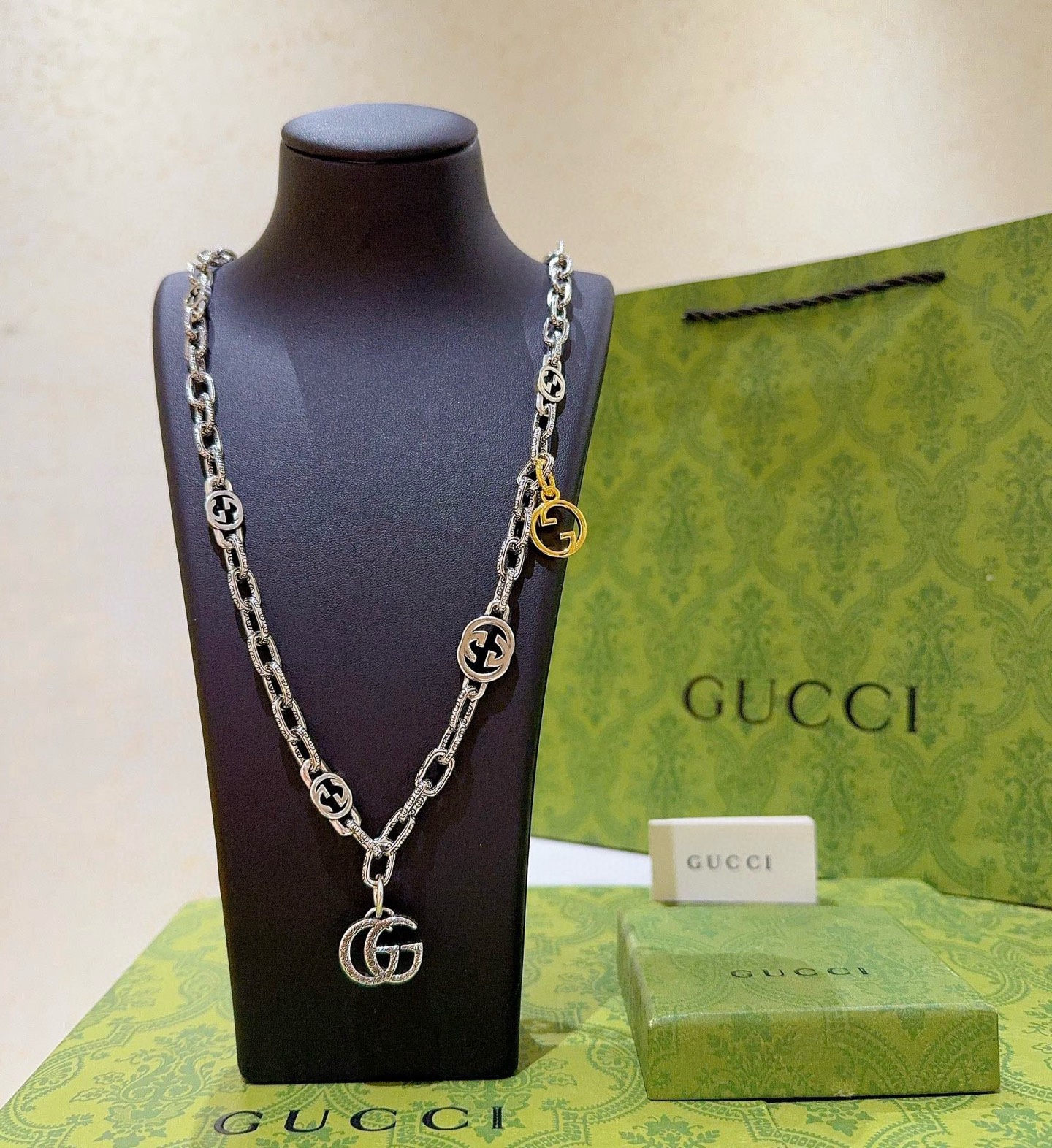 NO:110556,New products are released. The latest model of Gucci necklace has higher chain grade. Stars. The same style. Anger Forest series double G classic Gucci top model. There are many ways to carry it at will. Art design concept. Palace necklace series. Retro literary necklaces. Clothing instantly high-end. Details are handled with K gold. Non-market glossy style. This model has been released. Gucci is very popular. It is very easy to match with trendy clothes, jewelry quality, gucci, necklace19860909批新品发布 古驰项链最新款链条档次更高明星同款Anger Forest系列双G经典款古驰上衣模型 好多种带法自己随意驾驭 艺术设计理念宫廷项链系列复古文艺项链服饰瞬间高级感 细节对版K金处理 非市面亮面版型 这款一直在出 古驰里面热卖款 非常好搭配潮流衣服,饰品精品,gucci,necklace,Jewelry