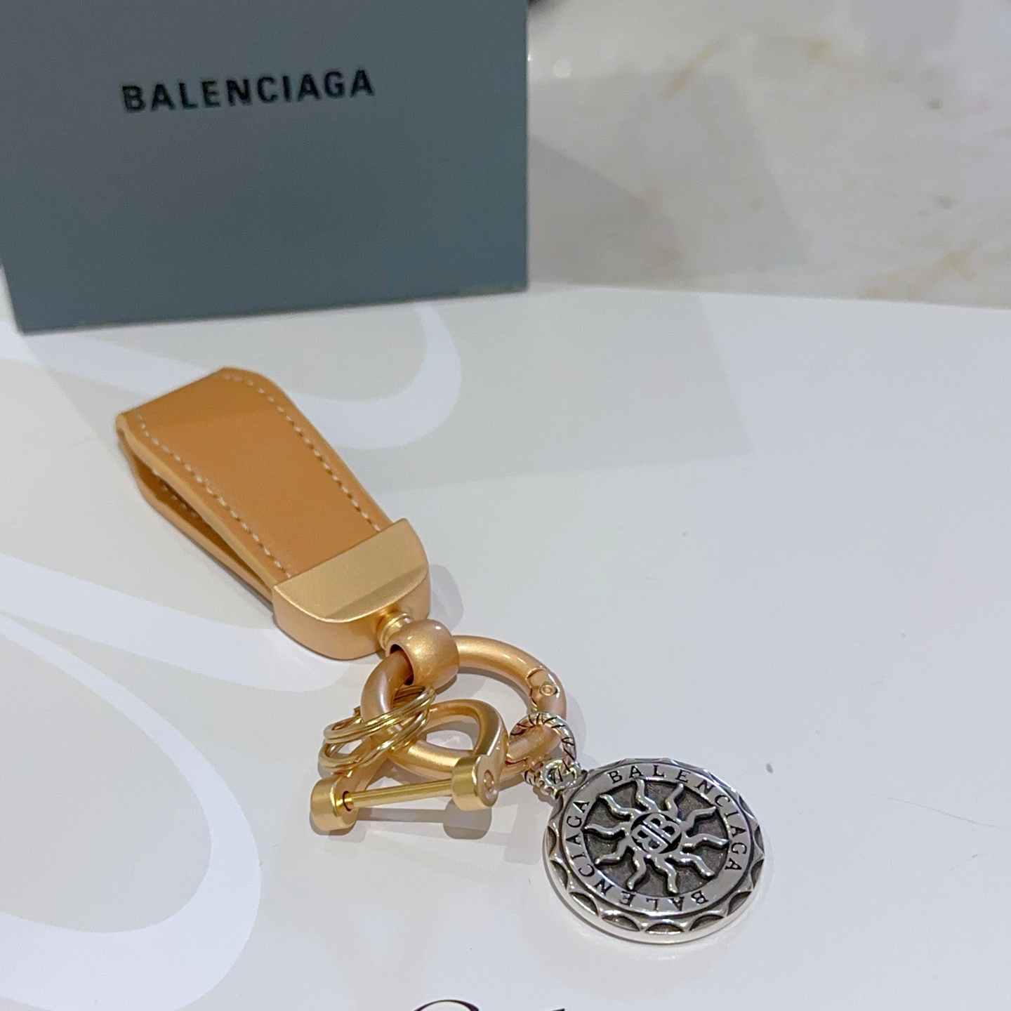 NO:110558,New products released Balenciaga bag hanging keychain Balenciaga keychain The latest bag hanging decoration is higher grade star style classic co-branded design concept keychain series Detailed version aging Non-market glossy version This model has been released. Balenciaga is very easy to match with trendy backpacks, jewelry quality, balenciaga, backpacks, keychain19860909批新品发布 巴黎世家包包挂饰钥匙扣 巴黎世家钥匙扣 最新款包包挂饰档次更高明星同款 经典款联名设计理念钥匙扣系列 细节对版做旧处理 非市面亮面版型 这款一直在出 巴黎世家里面热卖款 非常好搭配潮流背包,饰品精品,balenciaga,backpacks,keychain,Jewelry