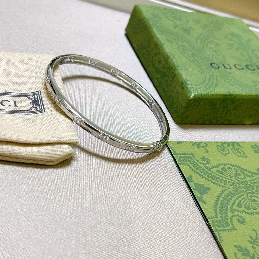 NO:110564,Compare. Recognize the exclusive old-fashioned gold series Gucci bracelet bracelet with unique charm and latest bracelet with higher grades. The same Anger Forest series double G classic series high-quality new Gucci bracelet. Details are used to treat the old version. Non-market glossy version. This model has been released. Gucci is selling very well. It is very easy to match trendy clothes, jewelry quality, gucci, bracelet, gold19860909批.认准独家做旧黄金金系列古驰手镯手环独特魅力十足最新款手镯 档次更高明星同款Anger Forest系列双G经典款系列高品质新品古驰手环 细节对版做旧处理 非市面亮面版型 这款一直在出 古驰里面热卖款 非常好搭配潮流衣服,饰品精品,gucci,bracelet,gold,Jewelry