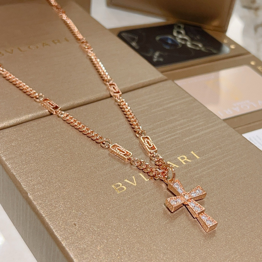 NO:110576,Bulgari necklace made of V gold BVLGARI DIVAS’ DREAM series Perfect appearance and invincible details. The unique color is completely impeccable, and is decorated with a classic ring shape design. It is simple but elegant and eye-catching. The combination of V gold makes the complexion more elegant and charming. The same style as men and women Bulgari necklace, jewelry boutique, bottega veneta, bvlgari, bvlgari, necklace19860909批.宝格丽项链V金材质 BVLGARI宝格丽 DIVAS‘ DREAM 系列 品相完美,细节无敌,那种独特的色泽完全无可挑剔,再缀以经典指环外形设计,简约之余却又优雅夺目,V金的组合更显气色,上身雅致动人.男女同款 宝格丽项链,饰品精品,bottega veneta,bvlgari,bvlgari,necklace,Jewelry