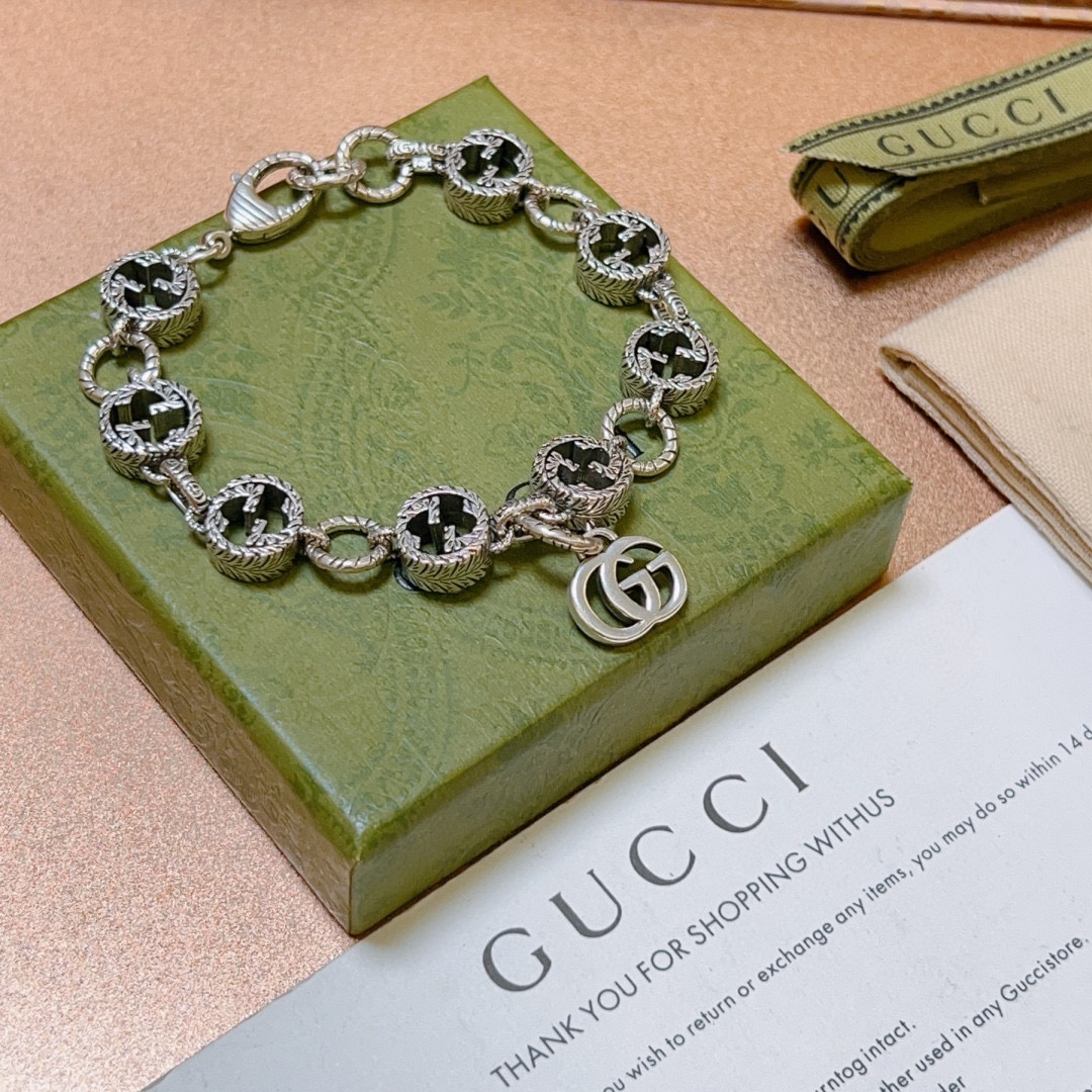 NO:110586,Comment. Gucci new bracelets are released. The latest classic style of Gucci Gucci bracelet is exquisite, regardless of style or texture. It is absolutely top feel. Just take a look and you can understand the pattern logo chain body. Original logo is super nice. The best choice for matching clothes. It is a must-have artifact for men and women. Simple and atmospheric, low-key and luxurious. The number is 16.18. 20.22.24 cm. Premium jewelry, gucci, gucci, bracelet19860909批. 古驰新品手链出炉 Gucci古驰手链最新款的经典款 精致无论款式 质感 都是绝对的顶尖feel 只要看一眼就懂了认准花纹logo链身 原版logo 超 nice 搭配衣服最佳的选择,男女同款必备神器 简单又大气,低调显奢华码数16.18. 20.22.24厘米,饰品精品,gucci,gucci,bracelet,Jewelry