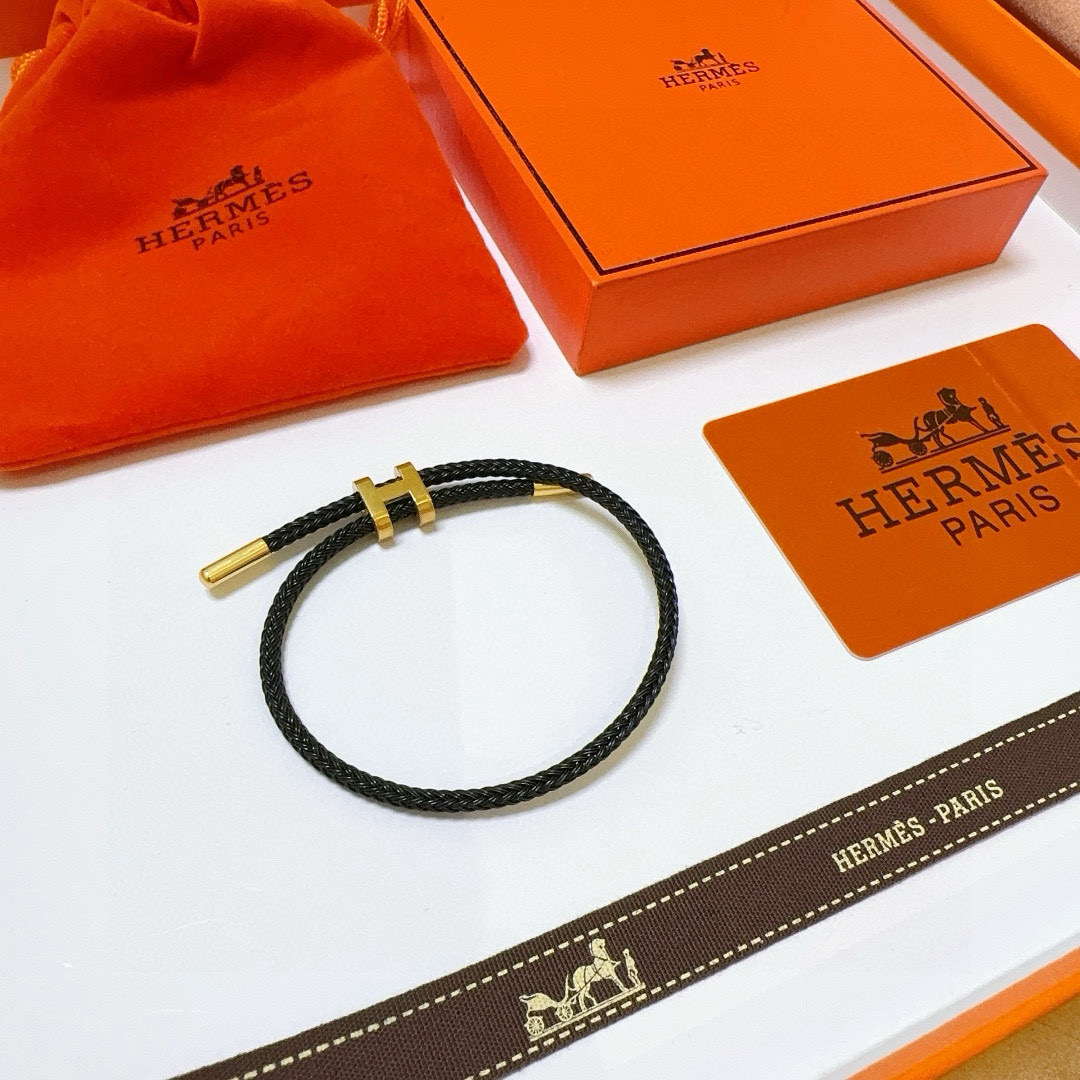 NO:110588,Critic. Hermes bracelets are so good at testing the master's craftsmanship. To ensure that the workmanship is sufficient, the details must be achieved to the extreme [color][color] High-end customization Goddesses all love Hermes popular bracelets are super exquisite goddesses Stars The same style High-end material is gold-plated, K-gold texture is really good, jewelry quality, hermes, bracelet, gold plating19860909批. 爱马仕手链 手绳太考验师傅的手艺了 要确保做工够位必须细节做到极致[色][色] 高端定制 女神 都爱爱马仕火爆 手链 超精赞各路女神 明星 同款 高端材质镀金,k金质感上手真的赞,饰品精品,hermes,bracelet,gold plating,Jewelry