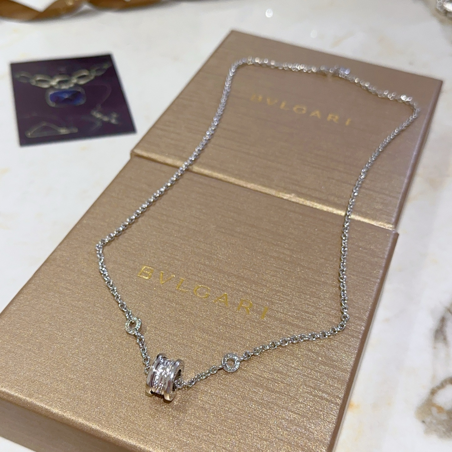 NO:110595,Bulgari necklace V gold material. BVLGARI DIVAS' DREAM series. Perfect appearance and invincible details. The unique color is completely impeccable. It is decorated with a classic ring shape design. It is simple but elegant and eye-catching. The combination of platinum makes the complexion look more elegant and the upper body is elegant. The same style as men and women. Bulgari necklace, jewelry boutique, bottega veneta, bvlgari, bvlgari, necklace19860909批.宝格丽项链V金材质 .BVLGARI宝格丽 DIVAS‘ DREAM 系列 品相完美,细节无敌,那种独特的色泽完全无可挑剔,再缀以经典指环外形设计,简约之余却又优雅夺目,铂金的组合更显气色,上身雅致动人.男女同款 宝格丽项链,饰品精品,bottega veneta,bvlgari,bvlgari,necklace,Jewelry