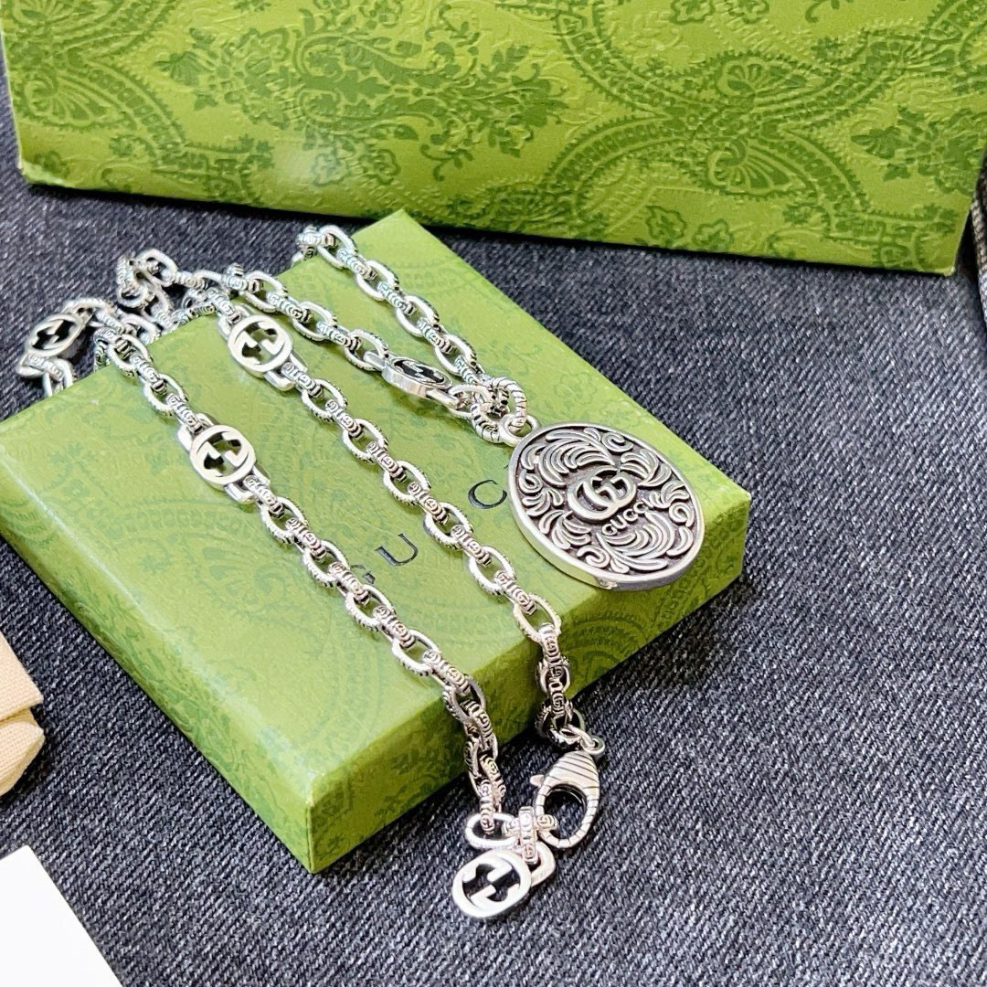 NO:110613,Comment. Gucci necklace latest chain for men with big brand clothes, temperament and grade, star style, Anger Forest series double G classic necklace series Gucci necklace, chain length 60 cm, details are used to treat the version, non-market shiny style, this model has been released, Gucci is popular in it, very easy to match with trendy clothes, fine jewelry, gucci, necklace19860909批. 古驰项链最新款链条男士搭配大牌衣服气质档次更高明星同款Anger Forest系列双G经典款项链系列古驰项链 链长60厘米 细节对版做旧处理 非市面亮面版型 这款一直在出 古驰里面热卖款 非常好搭配潮流衣服,饰品精品,gucci,necklace,Jewelry