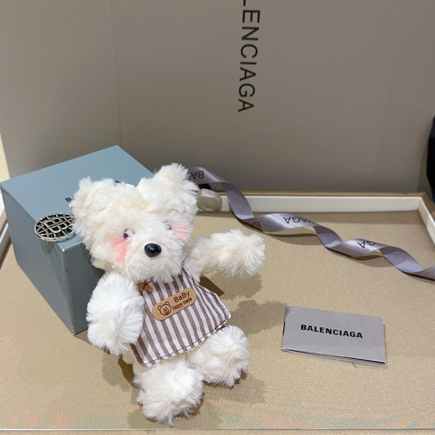 NO:110606,New products released Balenciaga bag hanging keychain Balenciaga keychain The latest bag hanging decoration is higher grade star style classic co-branded design concept keychain series Detailed version aging Non-market glossy version This model has been released. Balenciaga is very easy to match with trendy backpacks, jewelry quality, balenciaga, backpacks, keychain19860909批新品发布 巴黎世家包包挂饰钥匙扣 巴黎世家钥匙扣 最新款包包挂饰档次更高明星同款 经典款联名设计理念钥匙扣系列 细节对版做旧处理 非市面亮面版型 这款一直在出 巴黎世家里面热卖款 非常好搭配潮流背包,饰品精品,balenciaga,backpacks,keychain,Jewelry