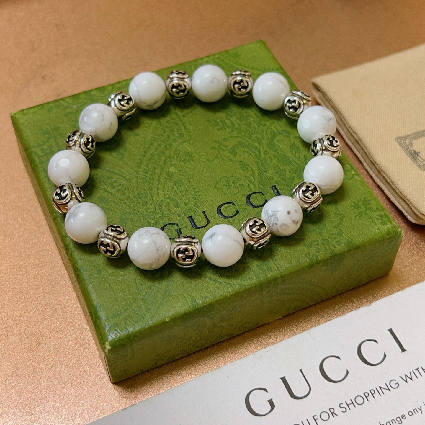 NO:110615,Buy Gucci bracelets are the same as men and women. The latest natural stone bracelets are higher in grade. Stars are the same as Anger Forest series double g white tridacna bracelet. Size: 16-24 cm. Don’t compare the artificial synthetic materials on the market. Details are used to treat the version. Non-market bright style. This one is always being made on the market. Gucci is popular in the market. Very easy to match clothes, fine accessories, gucci, bracelet19860909批 古驰手链男女同款 最新款天然石手链档次更高明星同款Anger Forest系列双g白砗磲手链 尺寸:16-24厘米 别拿市面上人工合成材质做对比 细节对版做旧处理 非市面亮面版型 非市面普通做这款一直在出 古驰里面热卖款 非常好搭配衣服,饰品精品,gucci,bracelet,Jewelry
