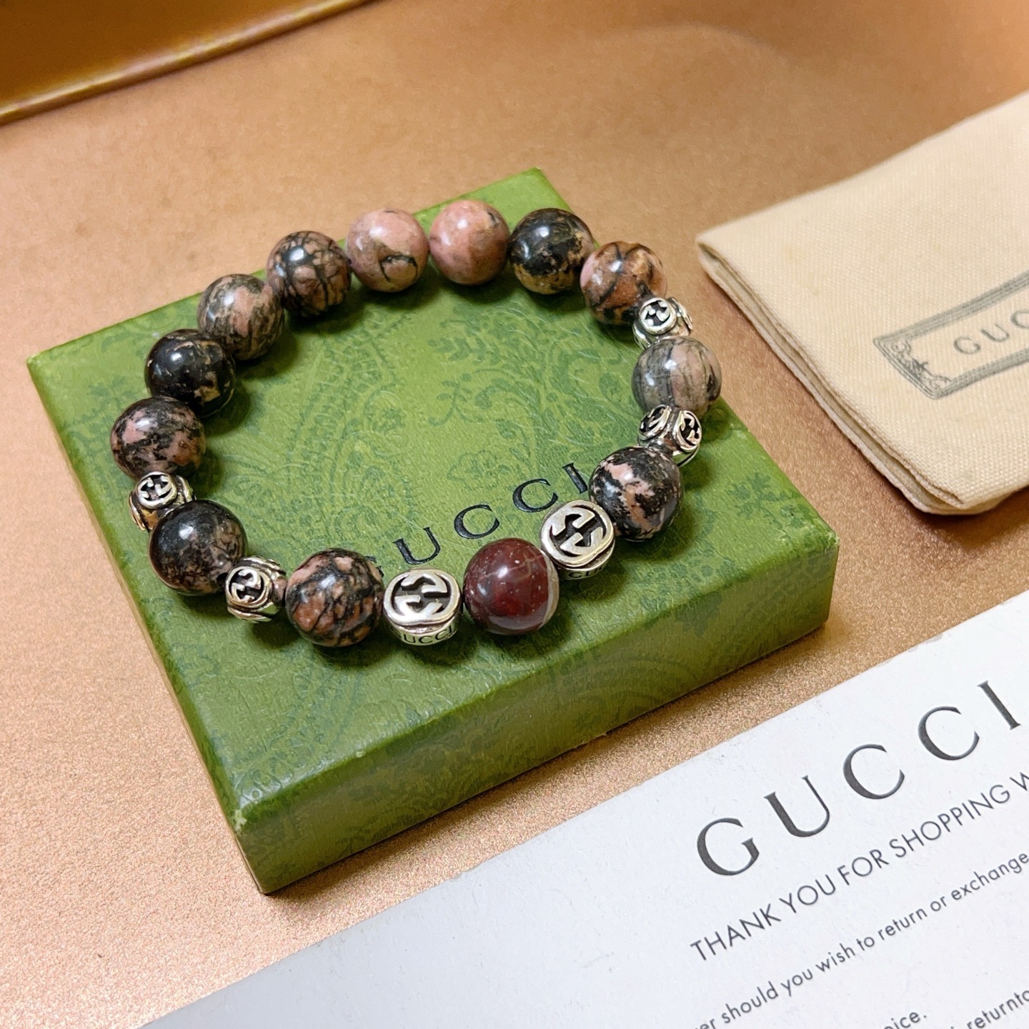 NO:110618,Buy Gucci bracelets are the same as men and women. The latest natural stone bracelets are higher in grade. Stars are the same as Anger Forest series double g agate stone bracelet. Size: 16-24 cm. Don’t compare the artificial synthetic materials on the market. Details are used to treat the version. Non-market bright style. This one is always being made on the market. Gucci is popular in the market. Very easy to match clothes, fine accessories, gucci, bracelet19860909批 古驰手链男女同款 最新款天然石手链档次更高明星同款Anger Forest系列双g玛瑙石手链 尺寸:16-24厘米 别拿市面上人工合成材质做对比 细节对版做旧处理 非市面亮面版型 非市面普通做这款一直在出 古驰里面热卖款 非常好搭配衣服,饰品精品,gucci,bracelet,Jewelry