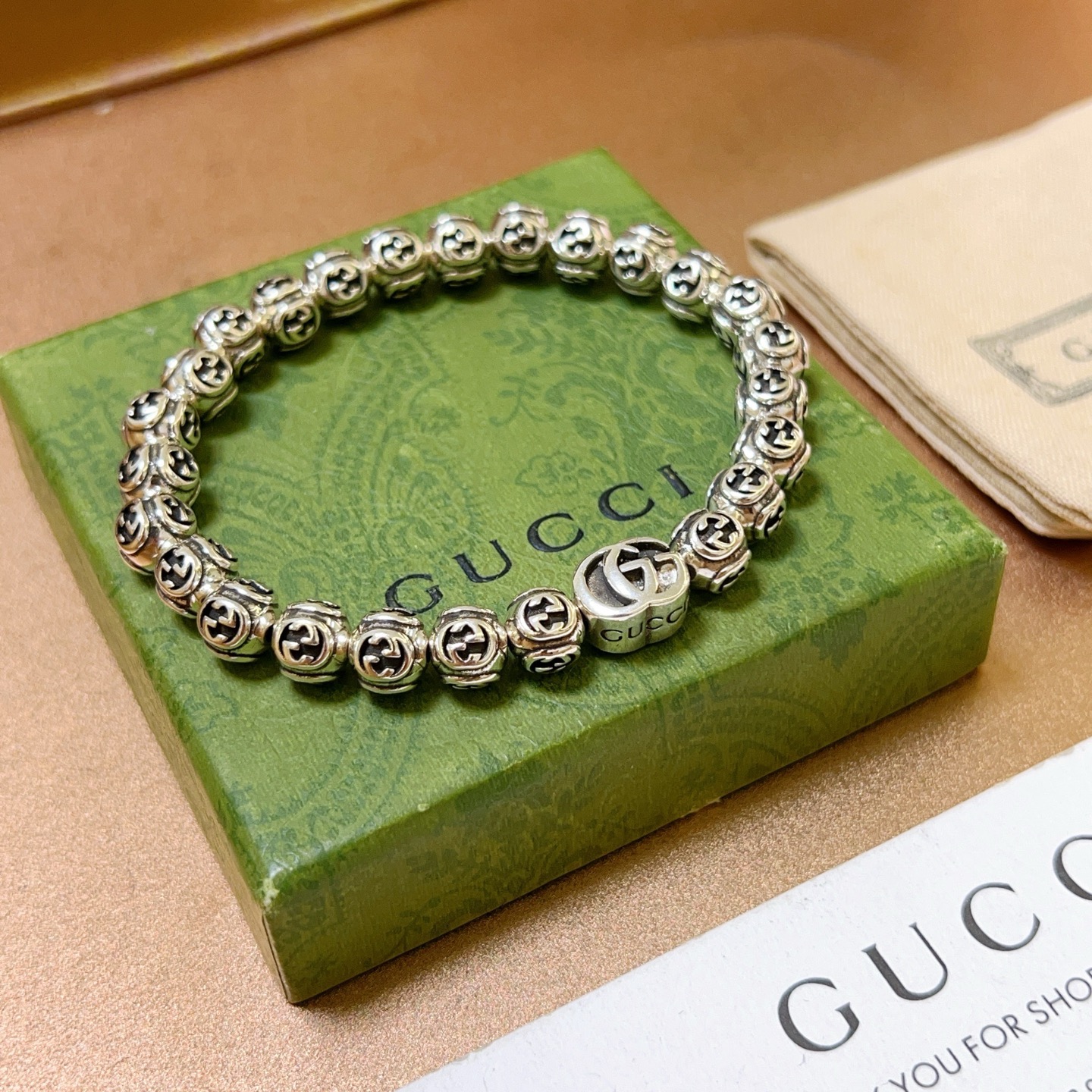 NO:110621,Buy Gucci bracelets are the same as men and women. The latest bracelets are of higher grade. Stars are the same as Anger Forest series double g bracelets. Size: 16-24 cm. Don't compare the lower version on the market. This one has a heavy texture. Details are used to treat the old version. Non-market bright version. This one is always being made on the market. Gucci is popular in it. Very easy to match clothes, fine accessories, gucci, bracelet19860909批 古驰手链男女同款 最新款手链档次更高明星同款Anger Forest系列双g手链 尺寸:16-24厘米 别拿市面上低版本做对比 这款是有质感沉感的 细节对版做旧处理 非市面亮面版型 非市面普通做这款一直在出 古驰里面热卖款 非常好搭配衣服,饰品精品,gucci,bracelet,Jewelry