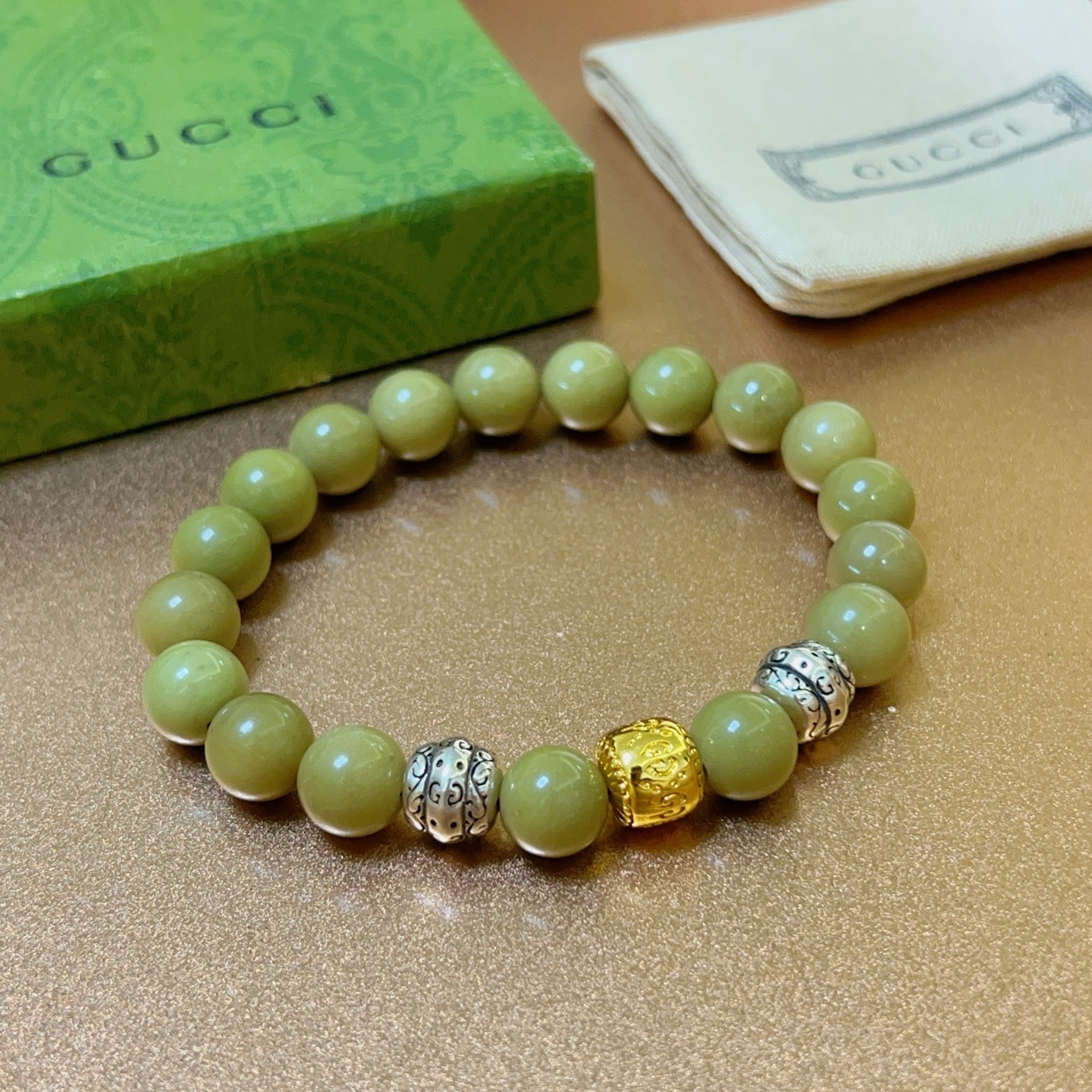 NO:110605,Buy Gucci bracelets are the same as men and women. The latest natural stone Almacacha green bracelet has higher grade. Stars are the same as Anger Forest series double g bracelet. Size: 16-24 cm. Don't compare the lower version on the market. This one has a heavy texture. Details are used to treat the old version. Non-market bright version. This one is always being made on the market. Gucci is popular in it. Very easy to match clothes, fine accessories, gucci, bracelet19860909批 古驰手链男女同款 最新款天然石阿拉抹茶绿手链档次更高明星同款Anger Forest系列双g手链 尺寸:16-24厘米 别拿市面上低版本做对比 这款是有质感沉感的 细节对版做旧处理 非市面亮面版型 非市面普通做这款一直在出 古驰里面热卖款 非常好搭配衣服,饰品精品,gucci,bracelet,Jewelry