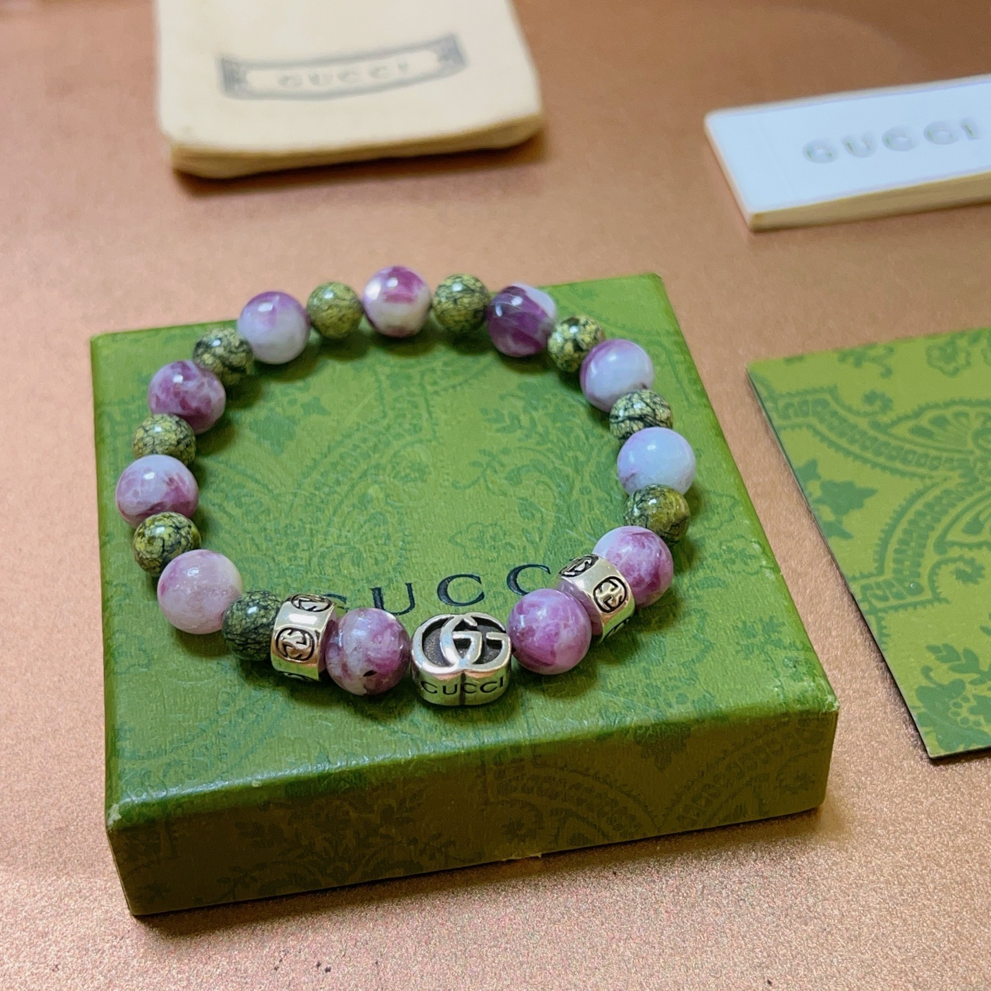 NO:110608,Comment Gucci bracelets are the same for men and women. The latest model of natural zebra stone with medicine king stone bracelet is higher in grade. Stars are the same for the same for Anger Forest series double g bracelets. Size: 16-24 cm. Don't compare the lower version on the market. This model has a heavy texture. Details are used to treat the old version. Non-market bright version. This model is always available for ordinary products. Gucci is the best-selling model in Gucci. Very easy to match clothes with men and women. Premium accessories, gucci, bracelet19860909批 古驰手链男女同款 最新款天然石斑马石搭配药王石手链档次更高明星同款Anger Forest系列双g手链 尺寸:16-24厘米 别拿市面上低版本做对比 这款是有质感沉感的 细节对版做旧处理 非市面亮面版型 非市面普通做这款一直在出 古驰里面热卖款 非常好搭配衣服男女同款,饰品精品,gucci,bracelet,Jewelry