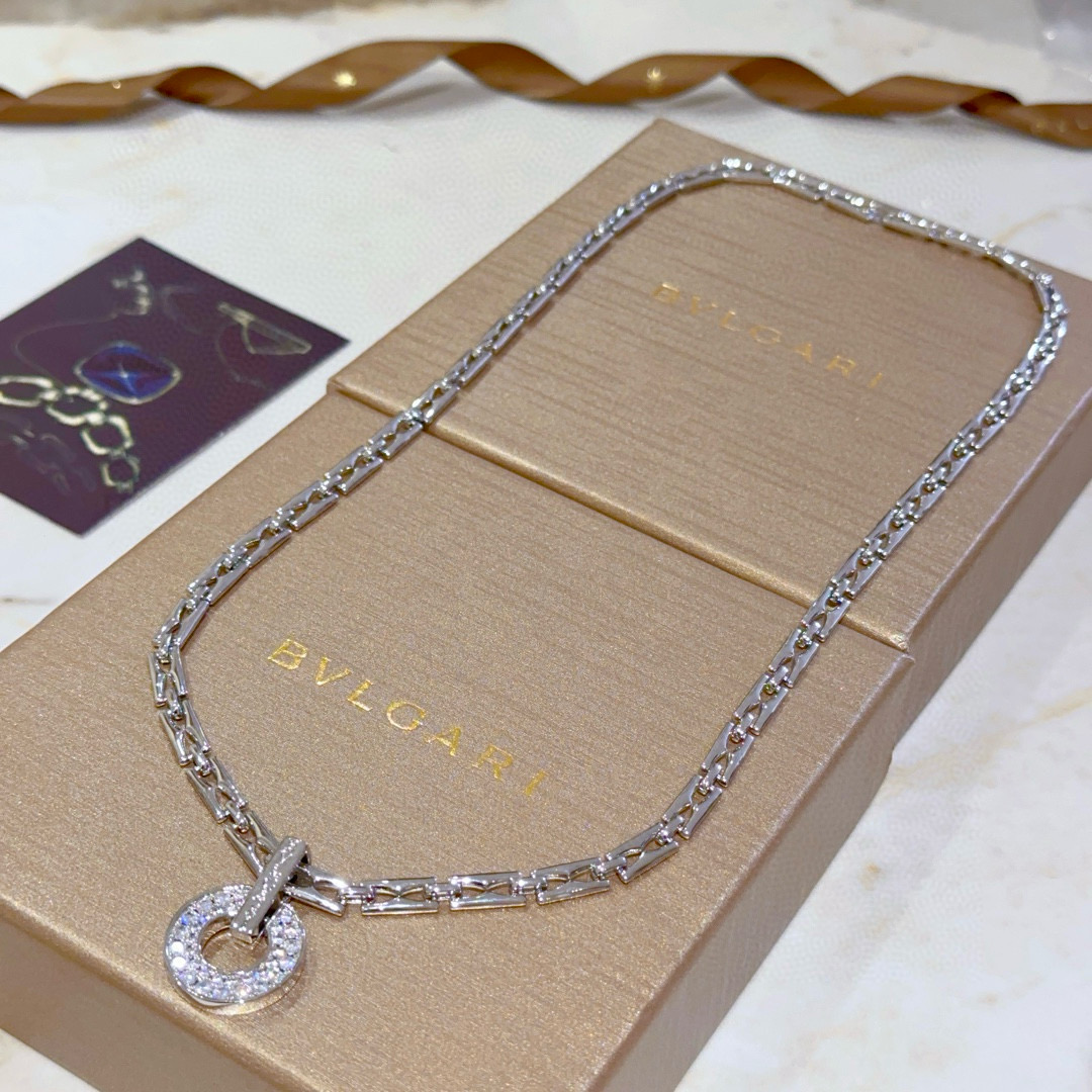 NO:110614,Bulgari necklace V gold material BVLGARI DIVAS’ DREAM series Perfect appearance and invincible details. The unique color is completely impeccable, and is decorated with a classic ring shape design. It is simple but elegant and eye-catching. The combination of platinum makes the complexion look more elegant and the upper body is elegant and moving. The same style as men and women Bulgari necklace, jewelry boutique, bottega veneta, bvlgari, bvlgari, necklace19860909批.宝格丽项链V金材质 BVLGARI宝格丽 DIVAS‘ DREAM 系列 品相完美,细节无敌,那种独特的色泽完全无可挑剔,再缀以经典指环外形设计,简约之余却又优雅夺目,铂金的组合更显气色,上身雅致动人.男女同款 宝格丽项链,饰品精品,bottega veneta,bvlgari,bvlgari,necklace,Jewelry