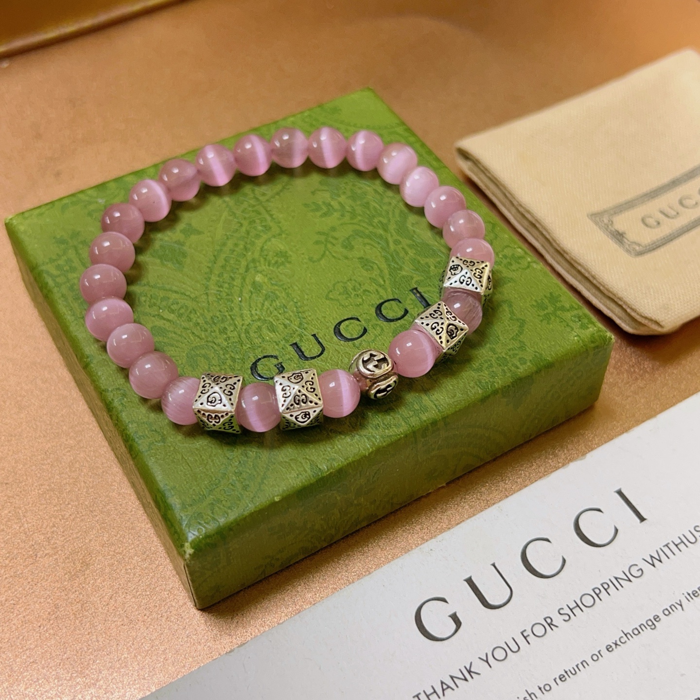 NO:110617,The new product releases Gucci bracelets for men and women. The latest natural cat eye bracelet has higher grade. Stars and the same style. Anger Forest series double g bracelet. Size: 16-24 cm. Details are used to treat the old version. Non-market bright version. This one is always being made on the market. Gucci is popular in the hot-selling style. Very easy to match clothes, fine accessories, gucci, bracelet19860909批 新品发布古驰手链男女同款 最新款天然猫眼石手链档次更高明星同款Anger Forest系列双g手链 尺寸:16-24厘米 细节对版做旧处理 非市面亮面版型 非市面普通做这款一直在出 古驰里面热卖款 非常好搭配衣服,饰品精品,gucci,bracelet,Jewelry