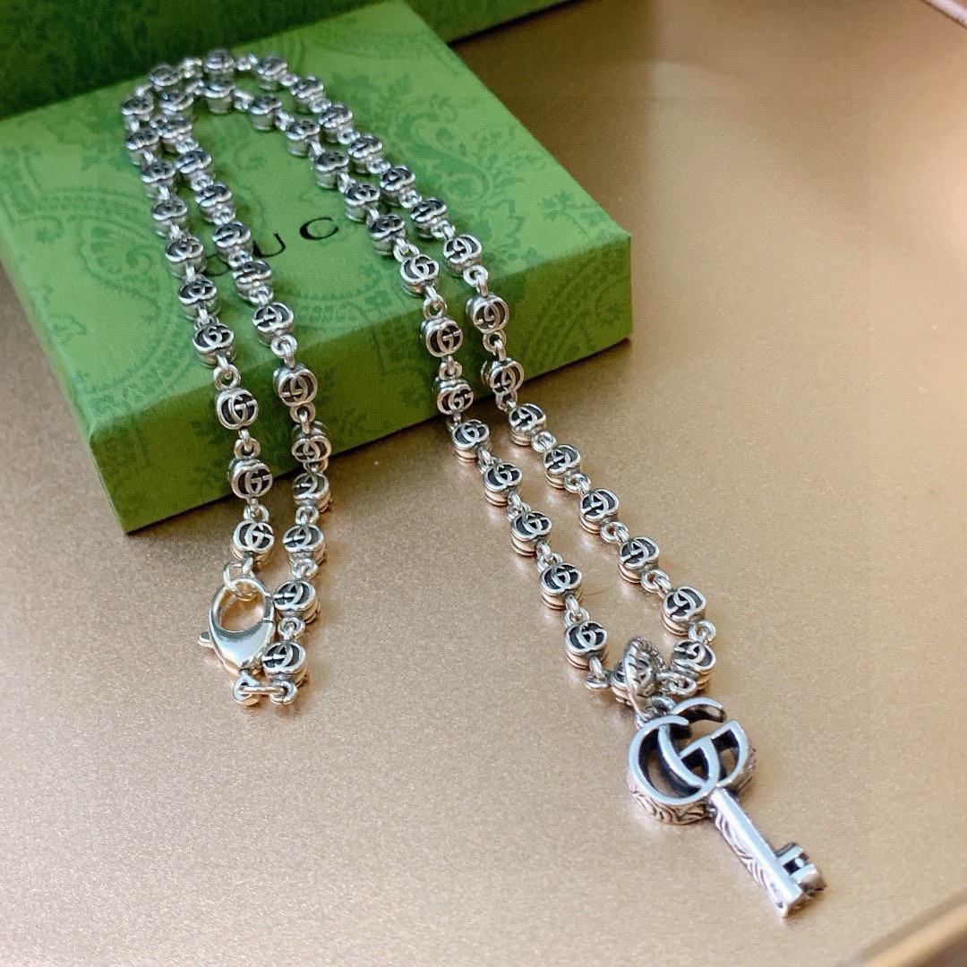 NO:111177,The latest model of Gucci necklace is higher in chain grade, star style Anger Forest series double g key necklace, chain length 60 cm can be changed, details are used to make the version old, non-market bright style, this model has been released, Gucci is popular in it, very easy to match with trendy clothes, jewelry quality, gucci, necklace19860909批古驰项链最新款链条档次更高明星同款Anger Forest系列双g钥匙项链 链长60厘米可改长度 细节对版做旧处理 非市面亮面版型 这款一直在出 古驰里面热卖款 非常好搭配潮流衣服,饰品精品,gucci,necklace,Jewelry