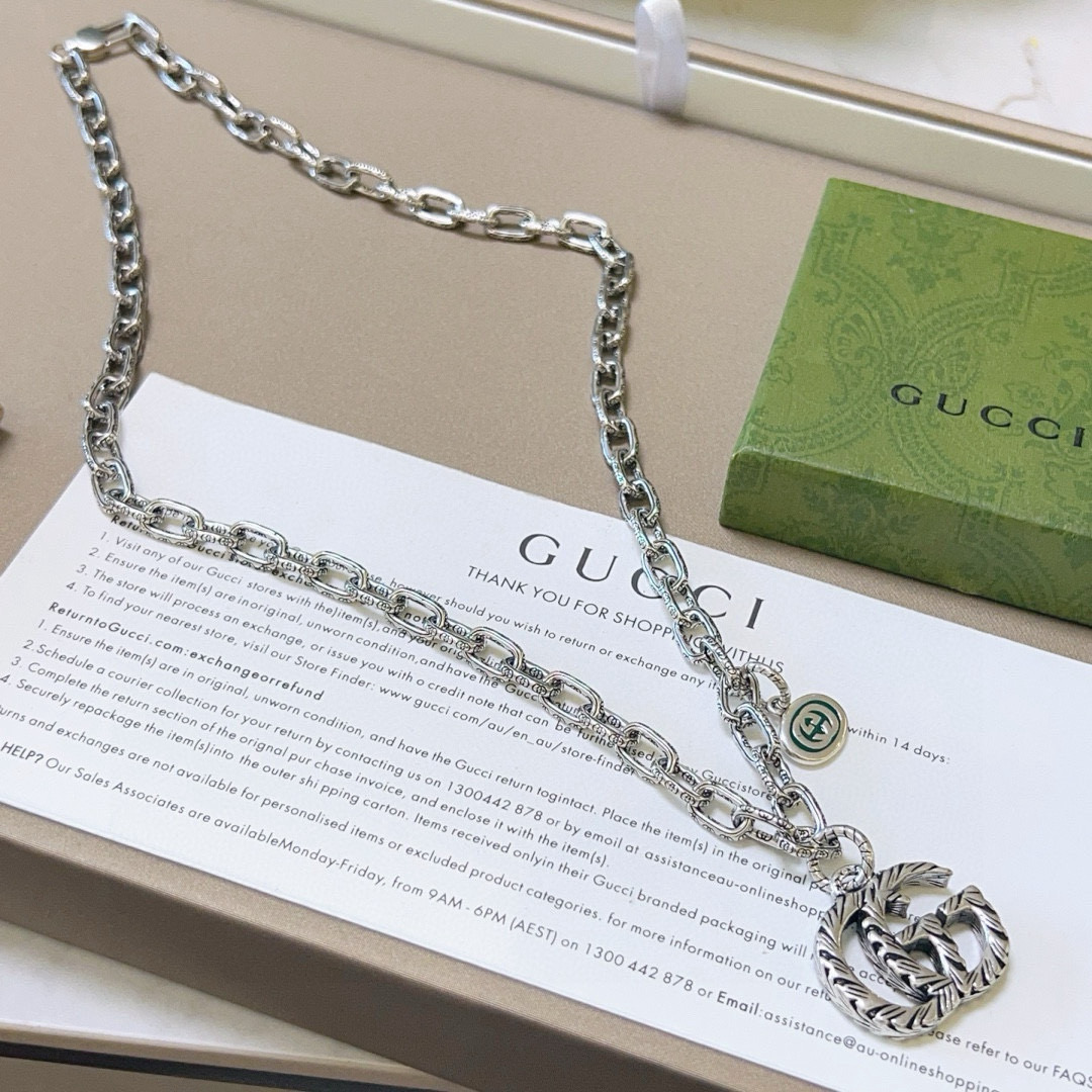NO:111179,The latest model of Gucci necklace is higher in chain grade, star style Anger Forest series double G classic necklace series Gucci necklace The chain length is 60 cm, which can be changed in length, details are used to treat the version, non-market bright style This model has been released. Gucci is very easy to match with trendy clothes, fine accessories, gucci, necklace19860909批 古驰项链最新款链条档次更高明星同款Anger Forest系列双G经典款项链系列古驰项链 链长60厘米可改长度 细节对版做旧处理 非市面亮面版型 这款一直在出 古驰里面热卖款 非常好搭配潮流衣服,饰品精品,gucci,necklace,Jewelry