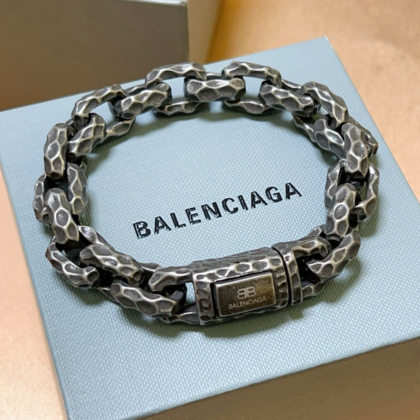 NO:111185,Batch. Original single product Balenciaga bracelet Balenciaga bracelet counter uniform Balenciaga bracelet. Men's hot products are shipped. Unique design. Avant-garde. Must-have for men!  Retro old design, no oxidation or fading, fine jewelry, balenciaga, balenciaga, bracelet19860909批. 原单货新品 巴黎世家手链Balenciaga手链专柜一致巴黎世家手链 男士火爆款出货 设计独特 前卫 男士必备！复古做旧设计 任带不氧化不退色,饰品精品,balenciaga,balenciaga,bracelet,Jewelry