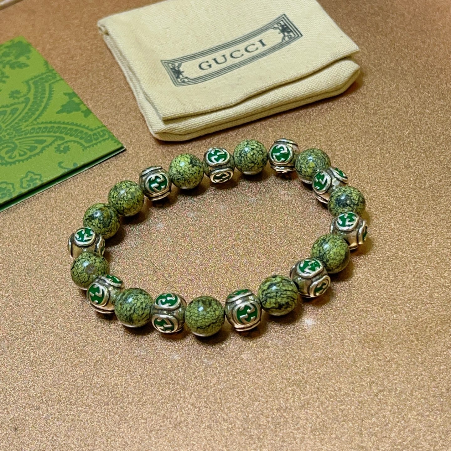 NO:111187,The new product is officially announced to be launched. Gucci bracelets are the same as men and women. The latest natural stone medicine king stone bracelet is higher in grade. Stars are the same as Anger Forest series double g bracelet. Size: 16-24 cm. Details are used to treat the old version. Non-market bright version. This one is always being made on the market. Gucci is popular in it. Very easy to match clothes, fine accessories, gucci, bracelet19860909批 新品发布官宣上市 古驰手链男女同款 最新款天然石药王石手链档次更高明星同款Anger Forest系列双g手链 尺寸:16-24厘米 细节对版做旧处理 非市面亮面版型 非市面普通做这款一直在出 古驰里面热卖款 非常好搭配衣服,饰品精品,gucci,bracelet,Jewelry