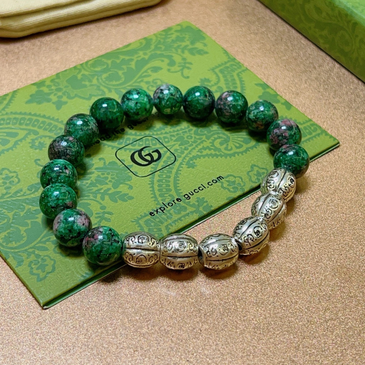 NO:111189,The new product is officially announced to be launched. Gucci bracelets are the same as men and women. The latest natural stone green porcelain stone bracelets are higher in grade. Stars are the same as Anger Forest series double g bracelets. Size: 16-24 cm. Details are used to treat the old version. Non-market bright version. This one is always being made on the market. Gucci is popular in the hot-selling model. Very easy to match clothes, fine accessories, gucci, bracelet19860909批 新品发布官宣上市 古驰手链男女同款 最新款天然石绿瓷石手链档次更高明星同款Anger Forest系列双g手链 尺寸:16-24厘米 细节对版做旧处理 非市面亮面版型 非市面普通做这款一直在出 古驰里面热卖款 非常好搭配衣服,饰品精品,gucci,bracelet,Jewelry