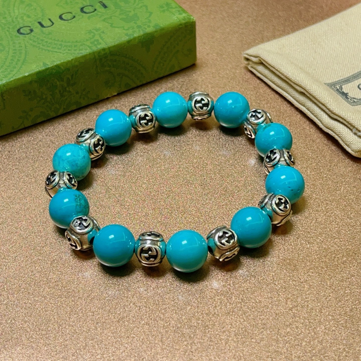 NO:111191,The new product is officially announced to be launched. Gucci bracelets are the same as men and women. The latest natural stone blue sea Tianhe bracelet is higher in grade. Stars are the same as Anger Forest series double g bracelets. Size: 16-24 cm. Details are used to treat the old version. Non-market bright version. This one is always being made on the market. Gucci is popular in the hot-selling model. Very easy to match clothes, fine accessories, gucci, bracelet19860909批 新品发布官宣上市 古驰手链男女同款 最新款天然石碧蓝海天河手链档次更高明星同款Anger Forest系列双g手链 尺寸:16-24厘米 细节对版做旧处理 非市面亮面版型 非市面普通做这款一直在出 古驰里面热卖款 非常好搭配衣服,饰品精品,gucci,bracelet,Jewelry