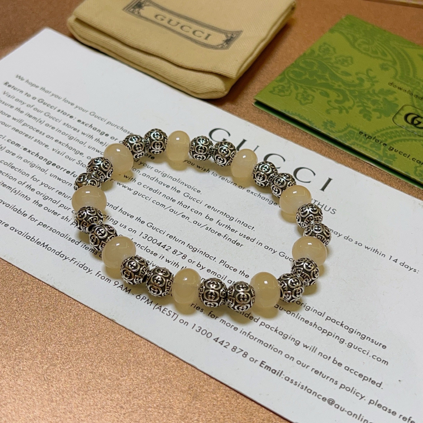 NO:111194,The new product is officially announced to be launched. Gucci bracelets are the same as men and women. The latest model of natural stone Huang Yushi bracelet is higher in grade. Stars are the same as Anger Forest series double g bracelets. Size: 16-24 cm. Details are used to treat the old version. Non-market bright version. This model is always being made on the market. Gucci is popular in it. Very easy to match clothes, jewelry quality, gucci, bracelet19860909批 新品发布官宣上市 古驰手链男女同款 最新款天然石黄钰石手链档次更高明星同款Anger Forest系列双g手链 尺寸:16-24厘米 细节对版做旧处理 非市面亮面版型 非市面普通做这款一直在出 古驰里面热卖款 非常好搭配衣服,饰品精品,gucci,bracelet,Jewelry