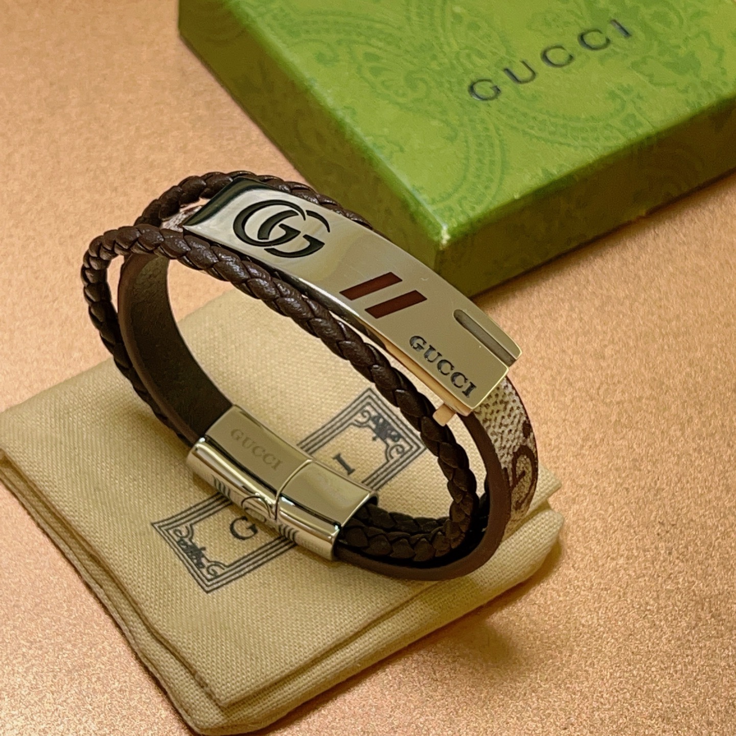 NO:111199,Complete new products are available. Gucci bracelet bracelet bracelet latest model pure handmade top layer cowhide material is higher grade. Stars same style Anger Forest series double G classic series retro silver bracelet bracelet bracelet size: 19.5>>21.5 cm Details are used to treat the version. Non-market glossy style. This model has been released. Gucci is very easy to match with trendy clothes, fine accessories, gucci, bracelet, cowhide19860909批 新品发售 古驰手绳手环最新款纯手工头层牛皮材质档次更高明星同款Anger Forest系列双G经典款系列复古银手链手绳 手绳尺寸:19.5>>21.5厘米 细节对版做旧处理 非市面亮面版型 这款一直在出 古驰里面热卖款 非常好搭配潮流衣服,饰品精品,gucci,bracelet,cowhide,Jewelry