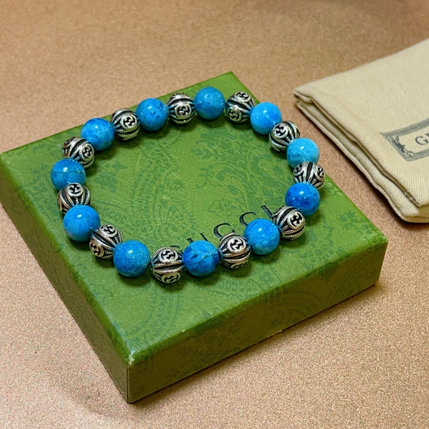 NO:111205,The new product is officially announced to be launched. Gucci bracelets are the same as men and women. The latest natural stone blue stone bracelet has a higher grade. Stars are the same as Anger Forest series double g bracelets. Size: 16-24 cm. Details are used to treat the old version. Non-market bright version. This one is always being made on the market. Gucci is the best-selling model. Very easy to match clothes, fine accessories, gucci, bracelet19860909批 新品发布官宣上市 古驰手链男女同款 最新款天然石蓝髓石手链档次更高明星同款Anger Forest系列双g手链 尺寸:16-24厘米 细节对版做旧处理 非市面亮面版型 非市面普通做这款一直在出 古驰里面热卖款 非常好搭配衣服,饰品精品,gucci,bracelet,Jewelry