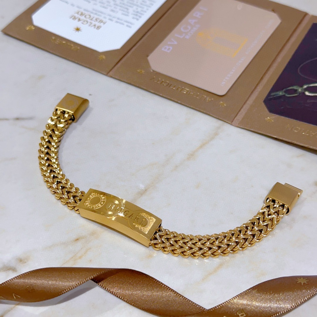 NO:111203,Bulgari bracelet V gold material BVLGARI DIVAS' DREAM series Perfect appearance and invincible details. The unique color is completely impeccable, and is decorated with a classic ring shape design. It is simple but elegant and eye-catching. The pure handmade combination of V gold makes the complexion look more elegant and attractive. The same style as men and women Bulgari bracelet, jewelry boutique, bottega veneta, bvlgari, bvlgari, bracelet19860909批.宝格丽手链V金材质 BVLGARI宝格丽 DIVAS‘ DREAM 系列 品相完美,细节无敌,那种独特的色泽完全无可挑剔,再缀以经典指环外形设计,简约之余却又优雅夺目,V金纯手工的组合更显气色,上手雅致动人.男女同款 宝格丽手链,饰品精品,bottega veneta,bvlgari,bvlgari,bracelet,Jewelry