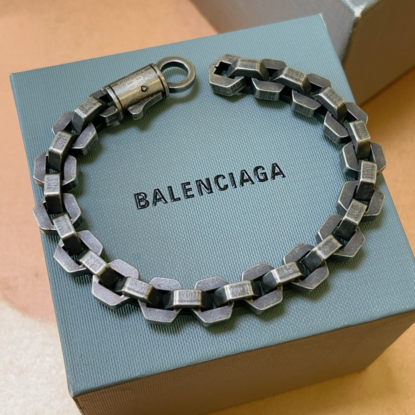 NO:111520,Batch. Original single product Balenciaga bracelet Balenciaga bracelet counter uniform Balenciaga bracelet. Men's hot products are shipped. Unique design. Avant-garde. Must-have for men!  Retro old design, no oxidation or fading, fine jewelry, balenciaga, balenciaga, bracelet19860909批. 原单货新品 巴黎世家手链Balenciaga手链专柜一致巴黎世家手链 男士火爆款出货 设计独特 前卫 男士必备！复古做旧设计 任带不氧化不退色,饰品精品,balenciaga,balenciaga,bracelet,Jewelry