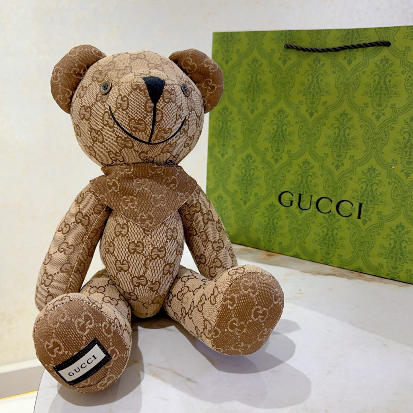 NO:111504,Batch. Hot products are coming. Gucci official website first new product Bear doll is available for sale with exclusive high quality. New product exported to France. Gucci's bear doll is exclusively movable joints, pure handmade craftsmanship, texture and fullness are all in place. There are not many spots, and the hands are slow. Super cute. Looking forward to my bear. Put it in the car and put it at home. It is full of high-end 40cm size, and it is very fun to hold it in your hands., jewelry quality, gucci19860909批. 爆款来袭 古驰官网首发新品小熊玩偶独家高品质发售 出口法国订单新品发布 ,古驰的的一款小熊公仔独家关节可动,纯手工制作工艺 质感 饱满度全部到位 现货不多,手慢无 超级可爱的 期待我的小熊.放车里放家里高级感满满 40cm的尺寸,抱在手里特别好玩.,饰品精品,gucci,Jewelry