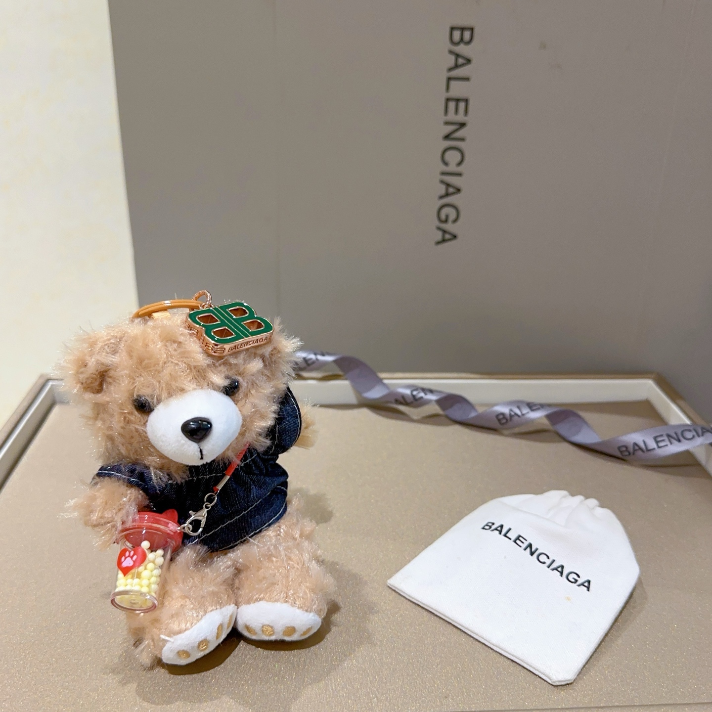 NO:111507,New products released Balenciaga bag hanging keychain Balenciaga keychain The latest bag hanging decoration is higher grade star style classic co-branded design concept keychain series Detailed version aging Non-market glossy version This model has been released. Balenciaga is very easy to match with trendy backpacks, jewelry quality, balenciaga, backpacks, keychain19860909批新品发布 巴黎世家包包挂饰钥匙扣 巴黎世家钥匙扣 最新款包包挂饰档次更高明星同款 经典款联名设计理念钥匙扣系列 细节对版做旧处理 非市面亮面版型 这款一直在出 巴黎世家里面热卖款 非常好搭配潮流背包,饰品精品,balenciaga,backpacks,keychain,Jewelry