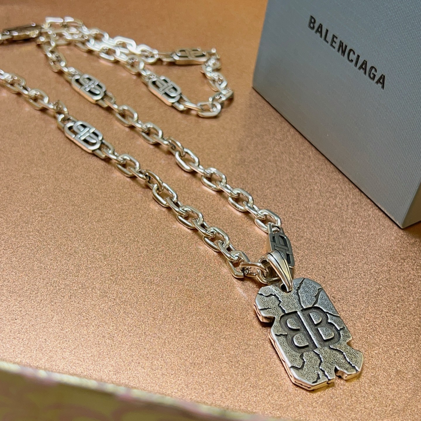 NO:111510,Batch original single product Balenciaga Necklace Balenciaga New necklace counter is consistent, fine workmanship, every detail process is in place, fine design craftsmanship, hot products shipped, unique retro style Balenciaga Necklace, fine jewelry, balenciaga, balenciaga, necklace19860909批 原单货新品 巴黎世家项链 Balenciaga 新款项链专柜一致 细节做工精细 每个细节流程到位 设计工艺精细 火爆款出货 设计独特 复古风格 巴黎世家项链,饰品精品,balenciaga,balenciaga,necklace,Jewelry