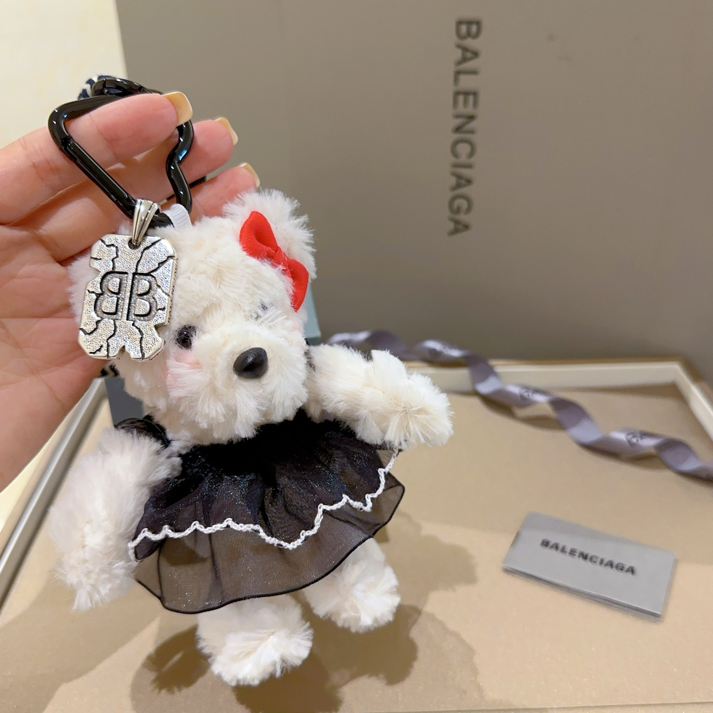 NO:111516,New products released Balenciaga bag hanging keychain Balenciaga keychain The latest bag hanging decoration is higher grade star style classic co-branded design concept keychain series Detailed version aging Non-market glossy version This model has been released. Balenciaga is very easy to match with trendy backpacks, jewelry quality, balenciaga, backpacks, keychain19860909批新品发布 巴黎世家包包挂饰钥匙扣 巴黎世家钥匙扣 最新款包包挂饰档次更高明星同款 经典款联名设计理念钥匙扣系列 细节对版做旧处理 非市面亮面版型 这款一直在出 巴黎世家里面热卖款 非常好搭配潮流背包,饰品精品,balenciaga,backpacks,keychain,Jewelry